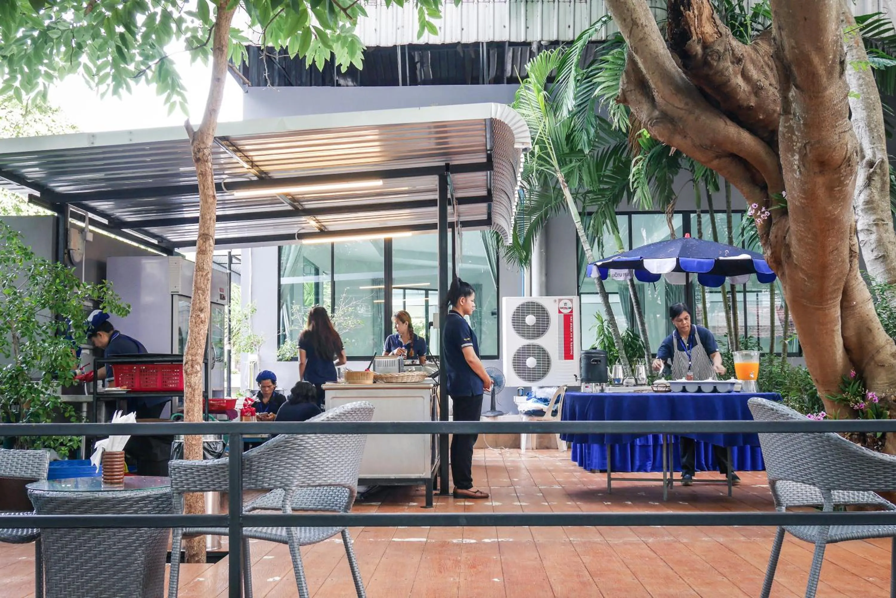 Restaurant/places to eat in Villa Navin Beach Residence