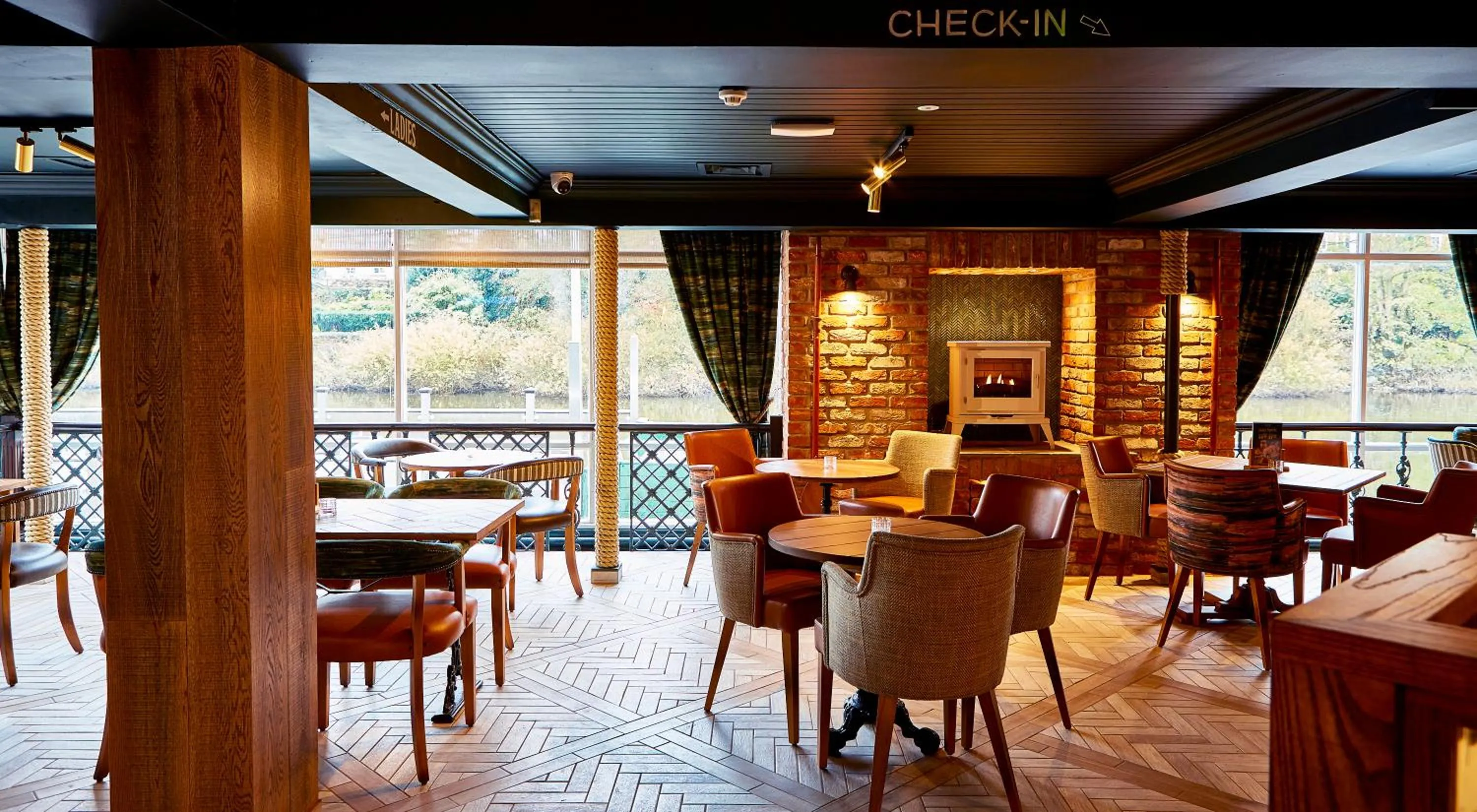 Restaurant/places to eat in The Boathouse Inn & Riverside Rooms