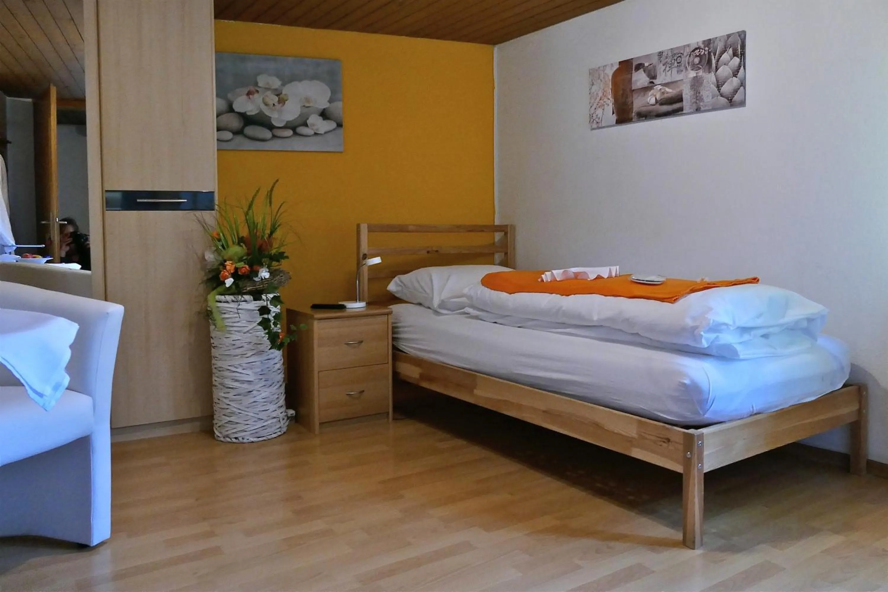 Photo of the whole room in Freihof Embrach