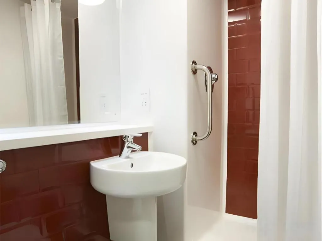 Travelodge Cardiff Central Queen Street