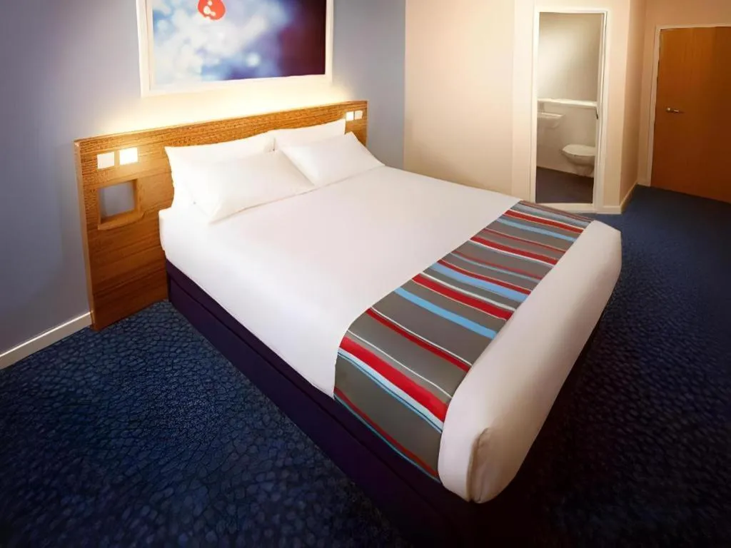 Bed in Travelodge Kinross M90