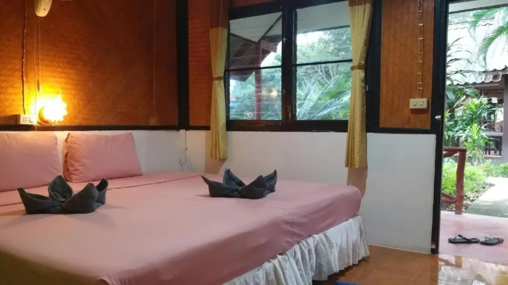 Bed in Lanta Long Beach Hostel