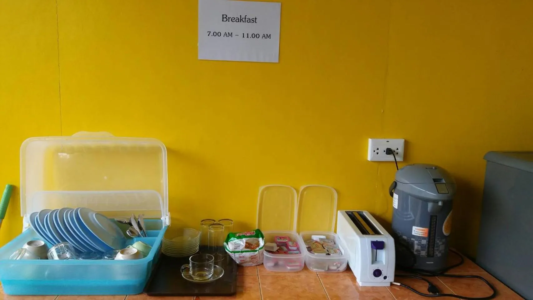 Breakfast in Lanta Long Beach Hostel