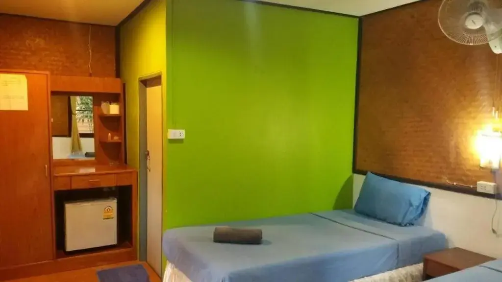 Small Double Room in Lanta Long Beach Hostel Small Double Room in Lanta Long Beach Hostel
