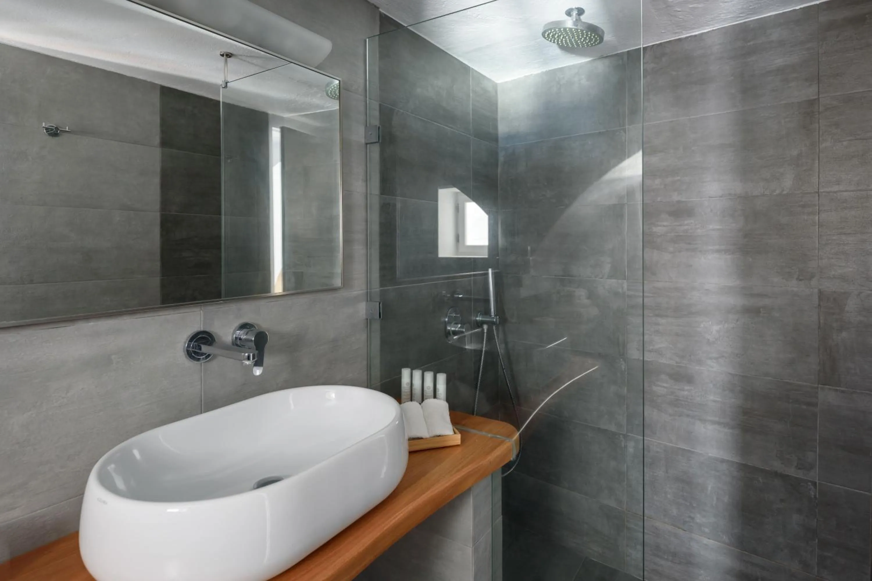 Shower in Heliotopos