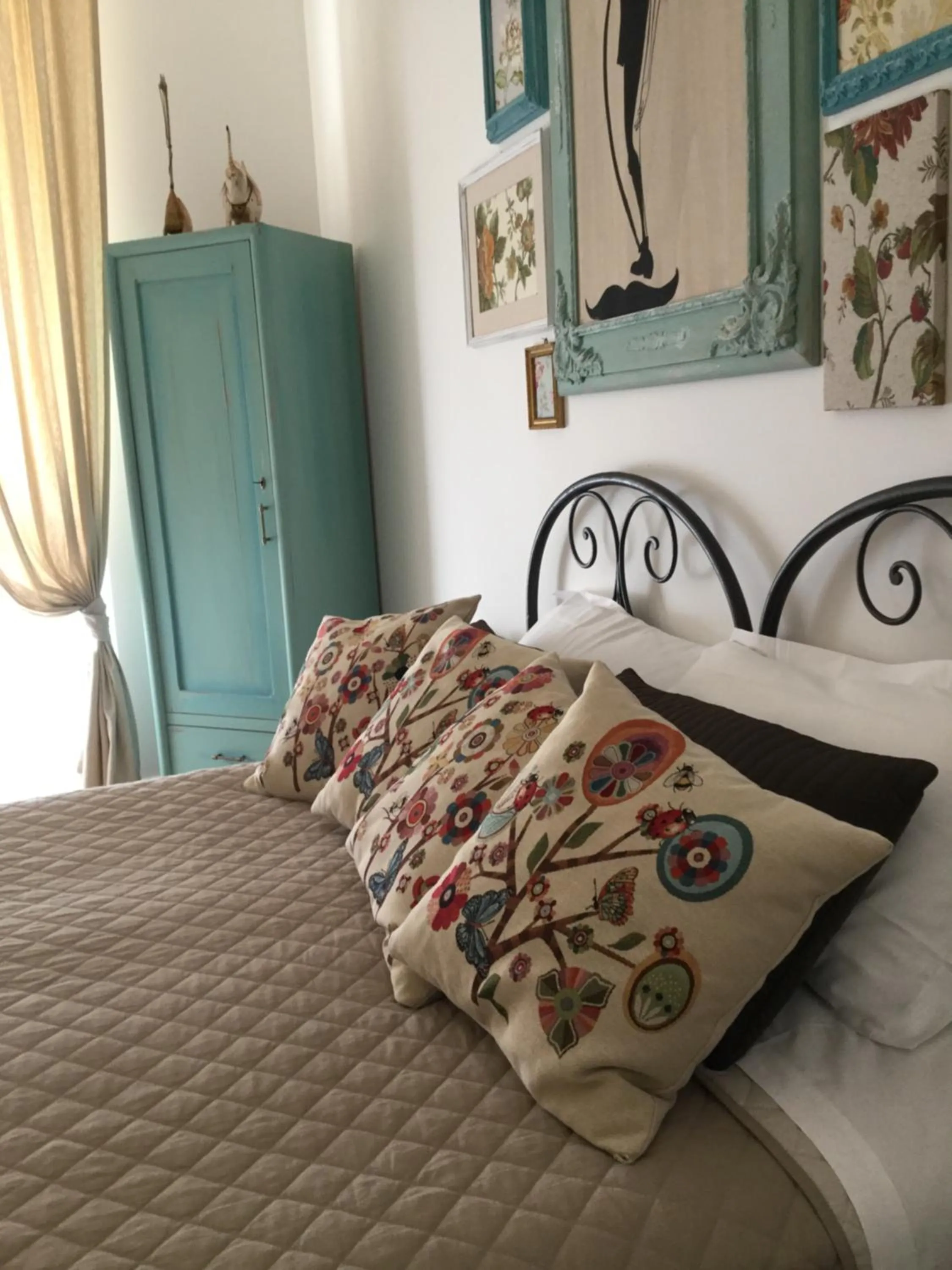 Decorative detail, Bed in Maison Coquette