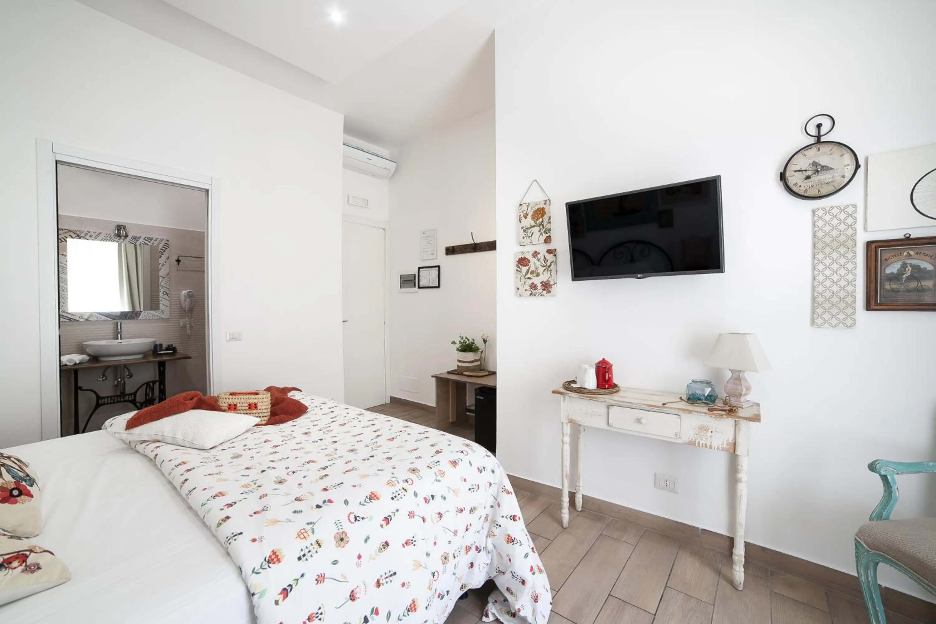 Photo of the whole room, Bed in Maison Coquette