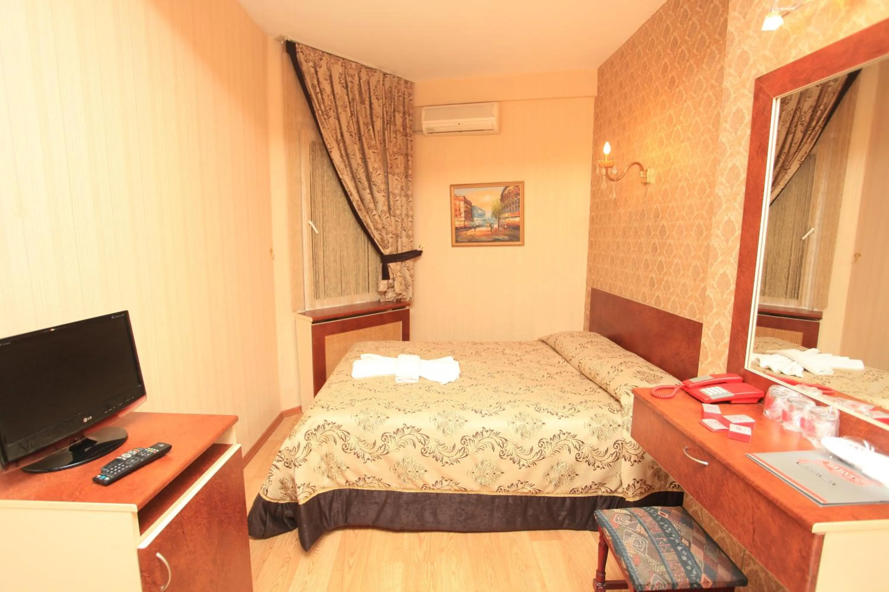 Photo of the whole room, Bed in Turvan Hotel
