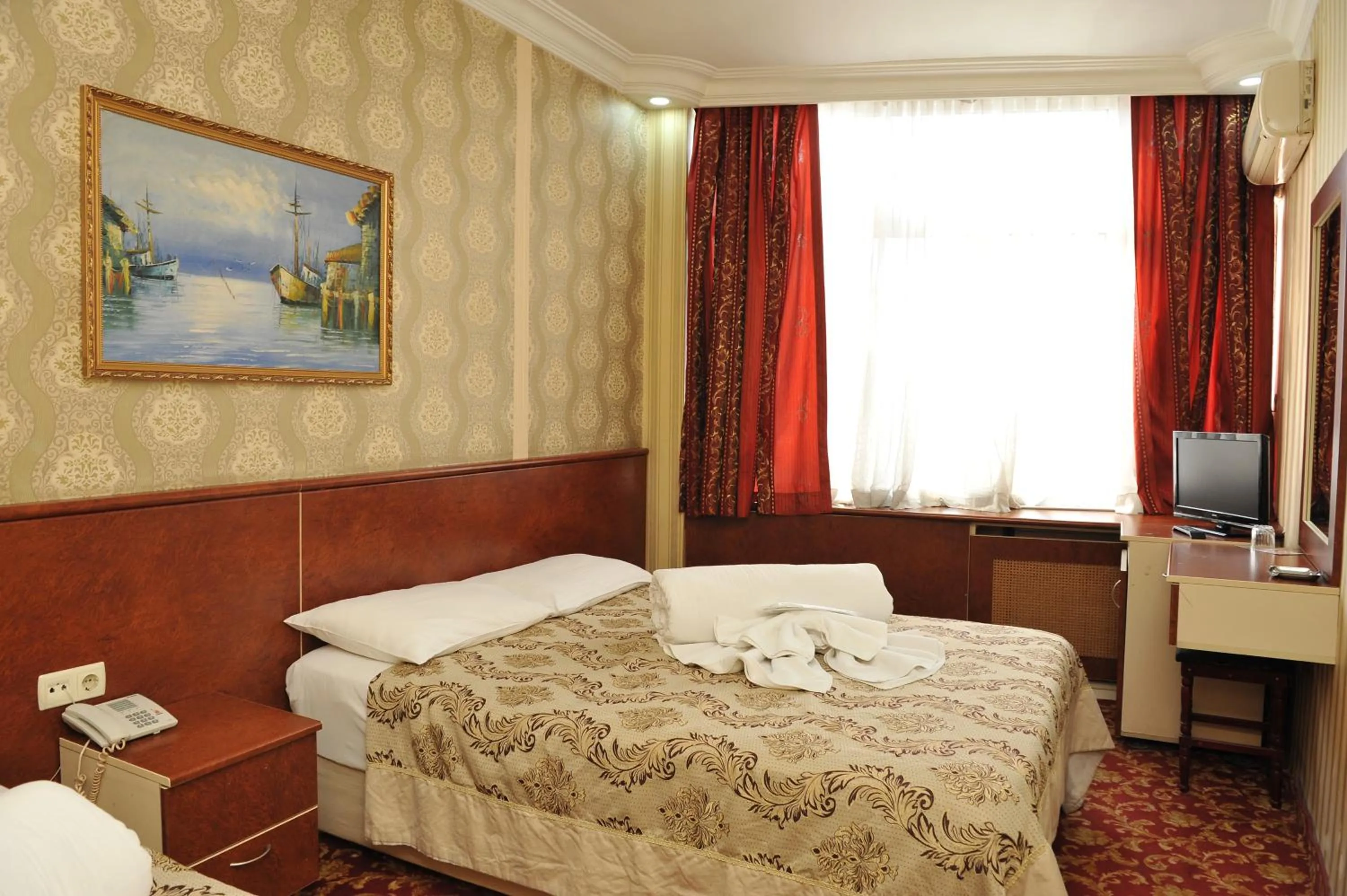 Photo of the whole room, Bed in Turvan Hotel