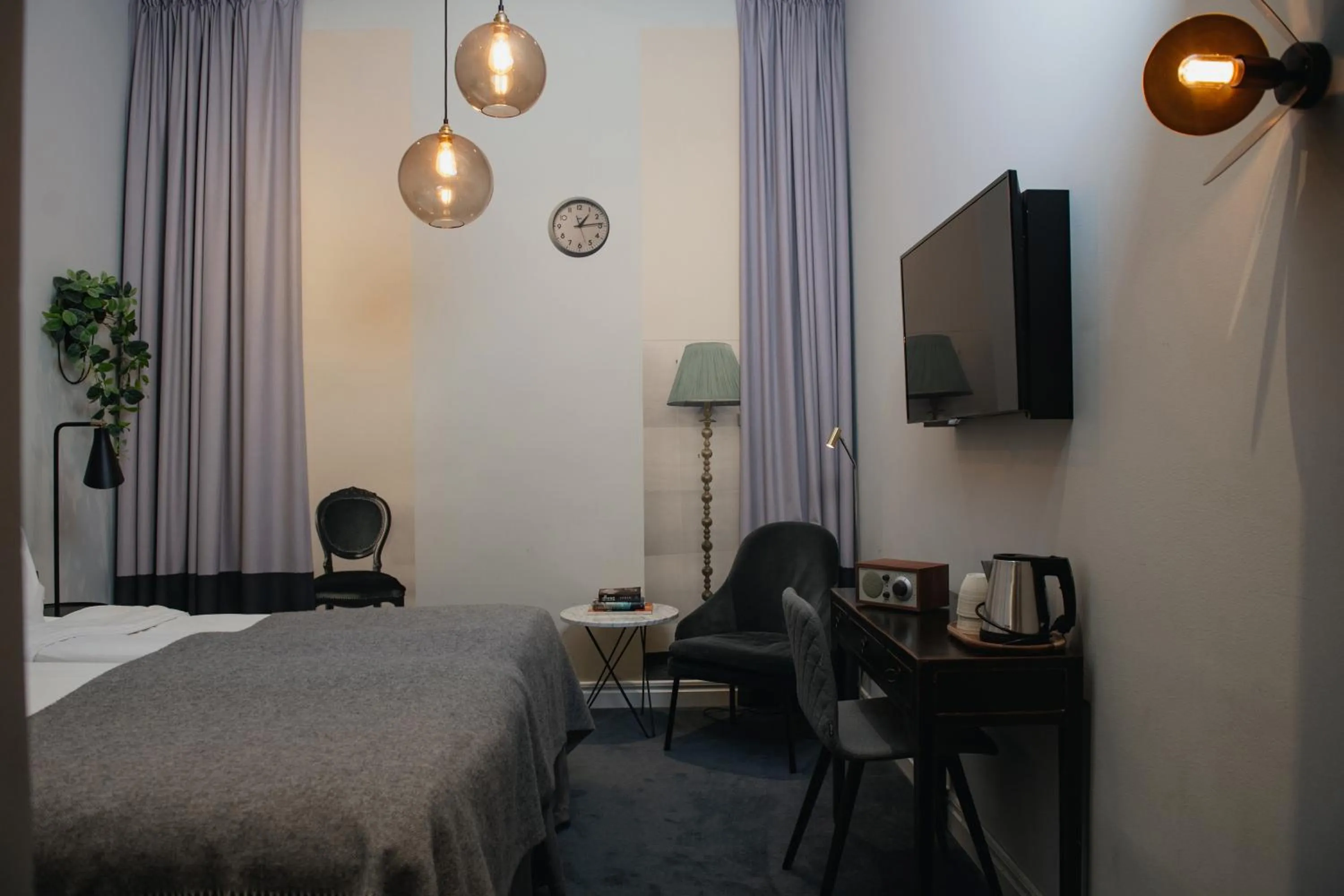 Property building, Bed in Home Hotel Borgen