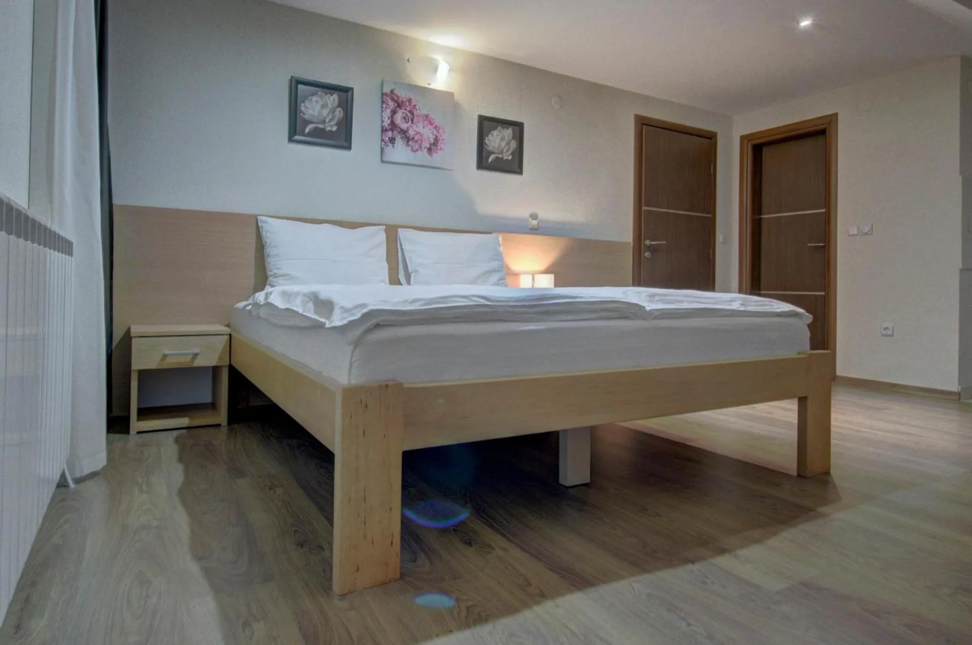 Bed in Tihe Noci Motel