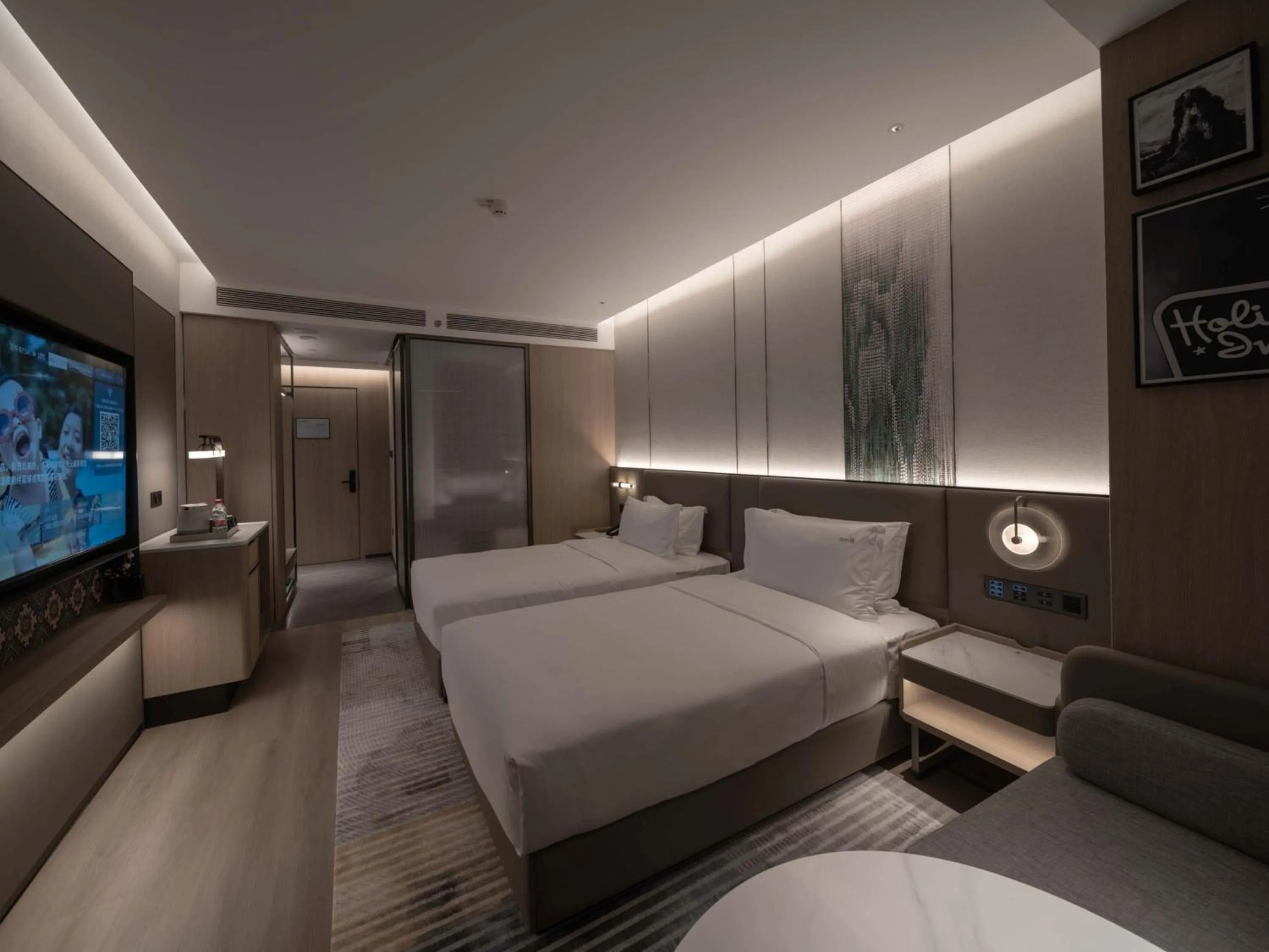 Photo of the whole room, Bed in Holiday Inn Guilin Qixing by IHG