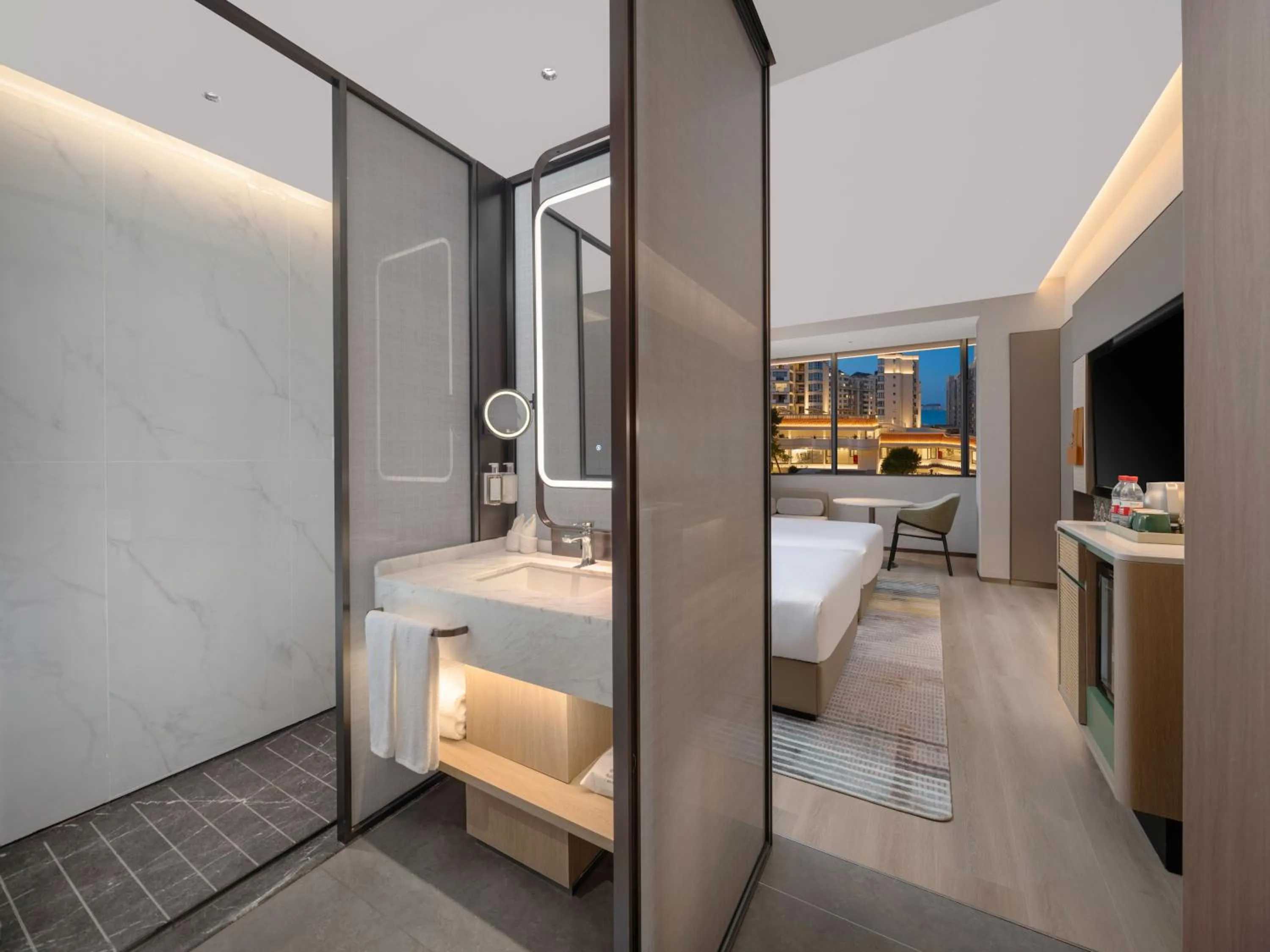 People, Bed in Holiday Inn Guilin Qixing by IHG