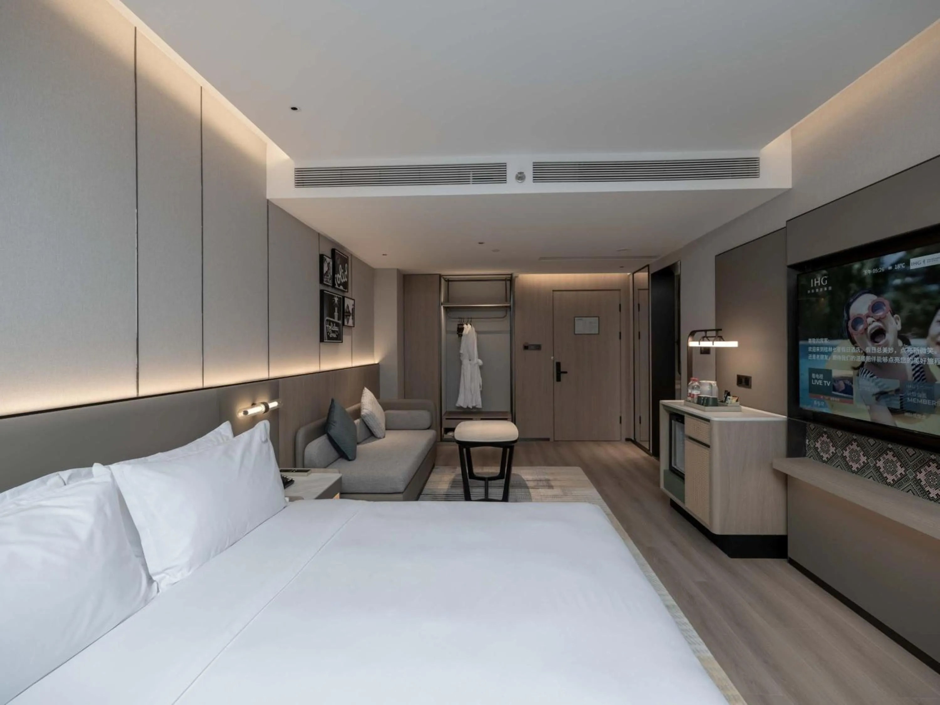 Photo of the whole room, Bed in Holiday Inn Guilin Qixing by IHG