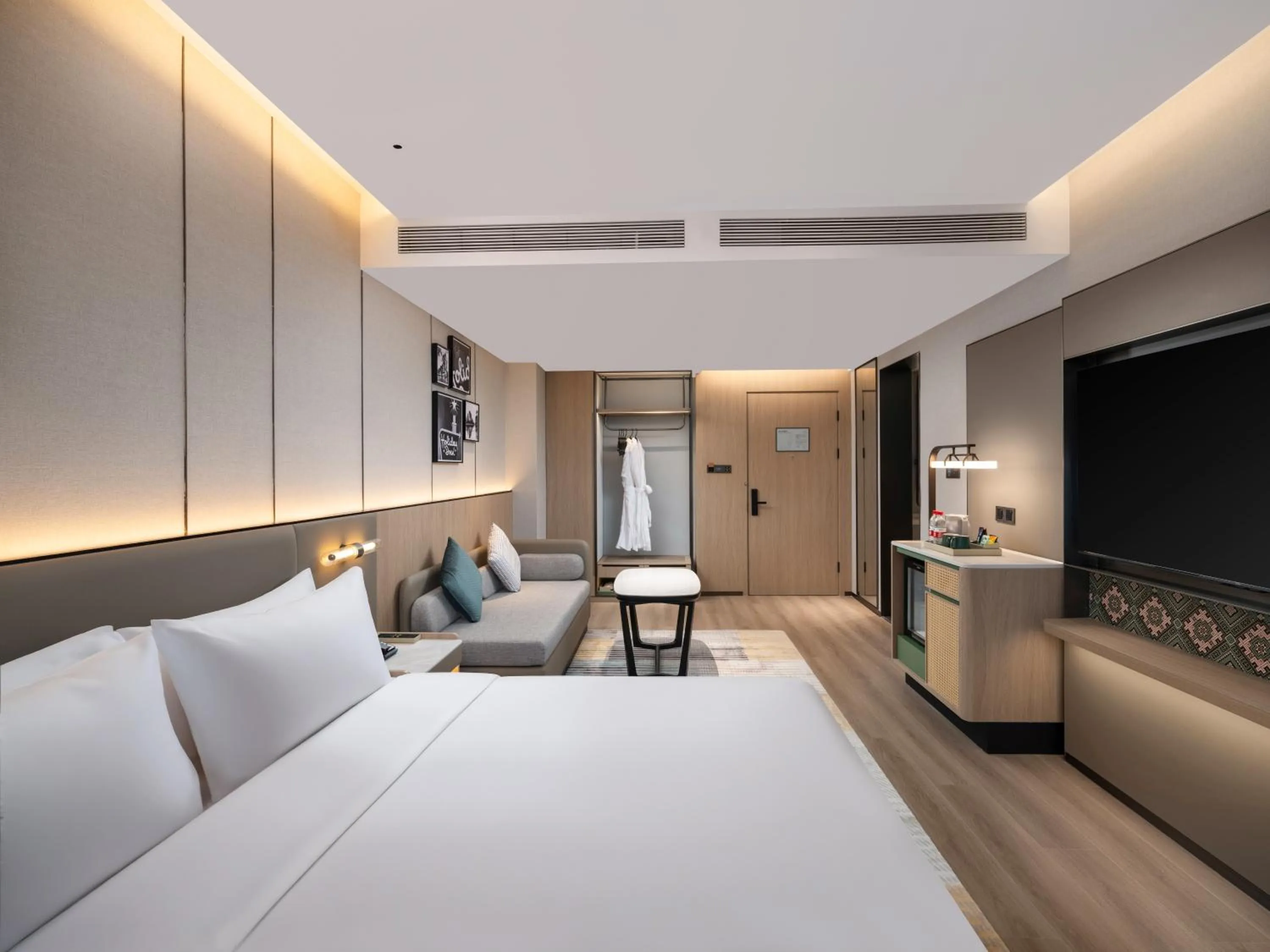 People, Bed in Holiday Inn Guilin Qixing by IHG