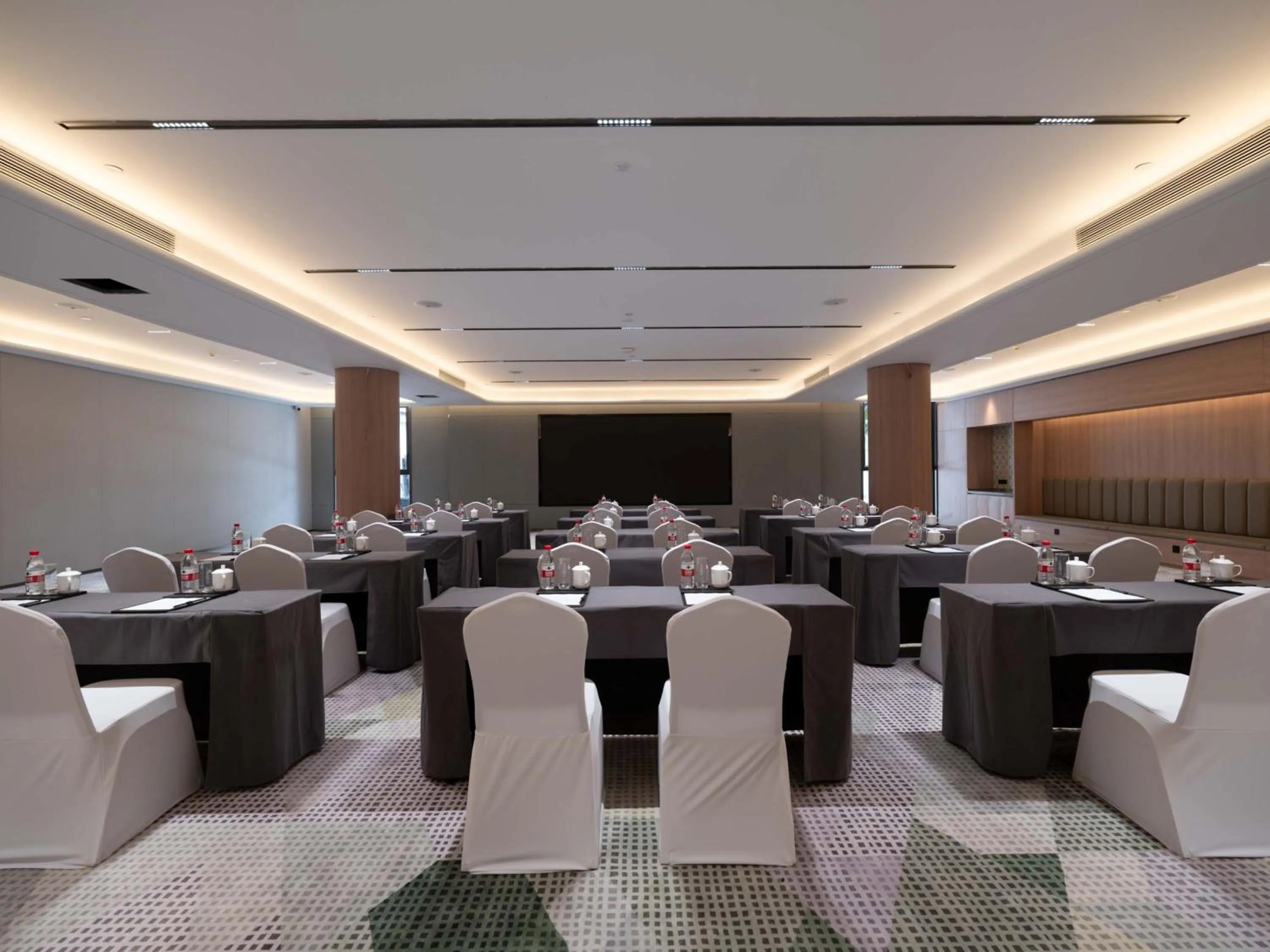 Meeting/conference room in Holiday Inn Guilin Qixing by IHG