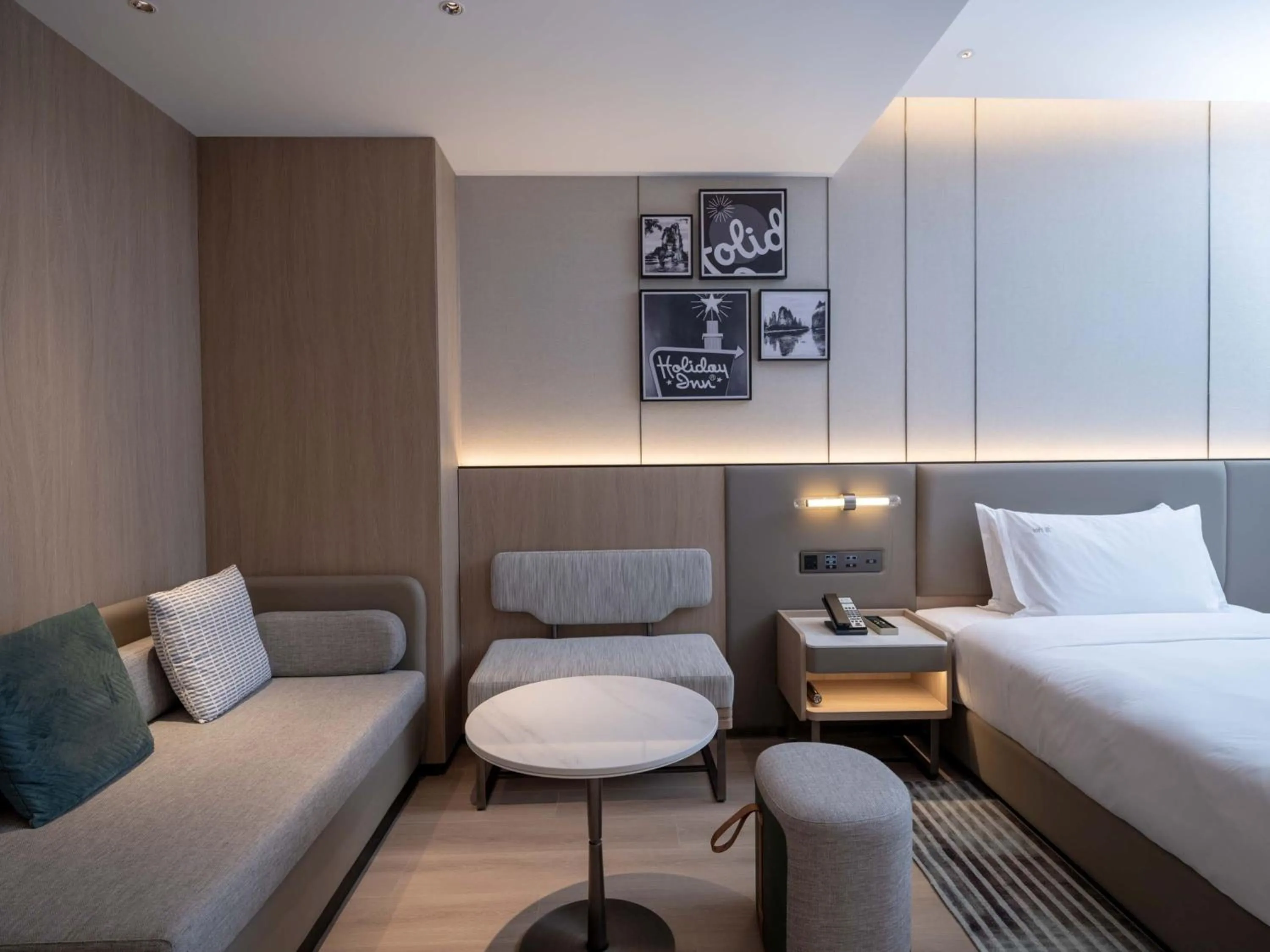 Photo of the whole room, Bed in Holiday Inn Guilin Qixing by IHG