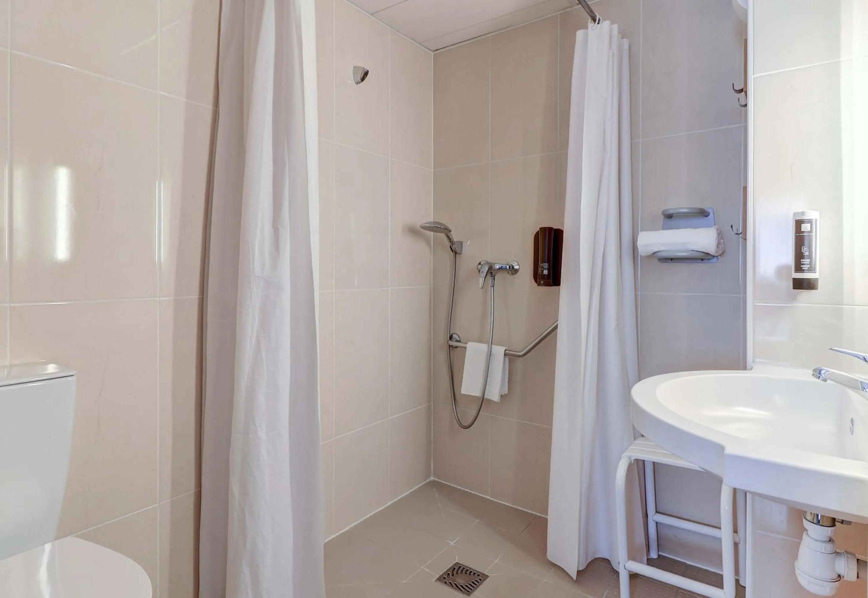 Bathroom in B&B HOTEL Chalon-Sur-Saone Sud