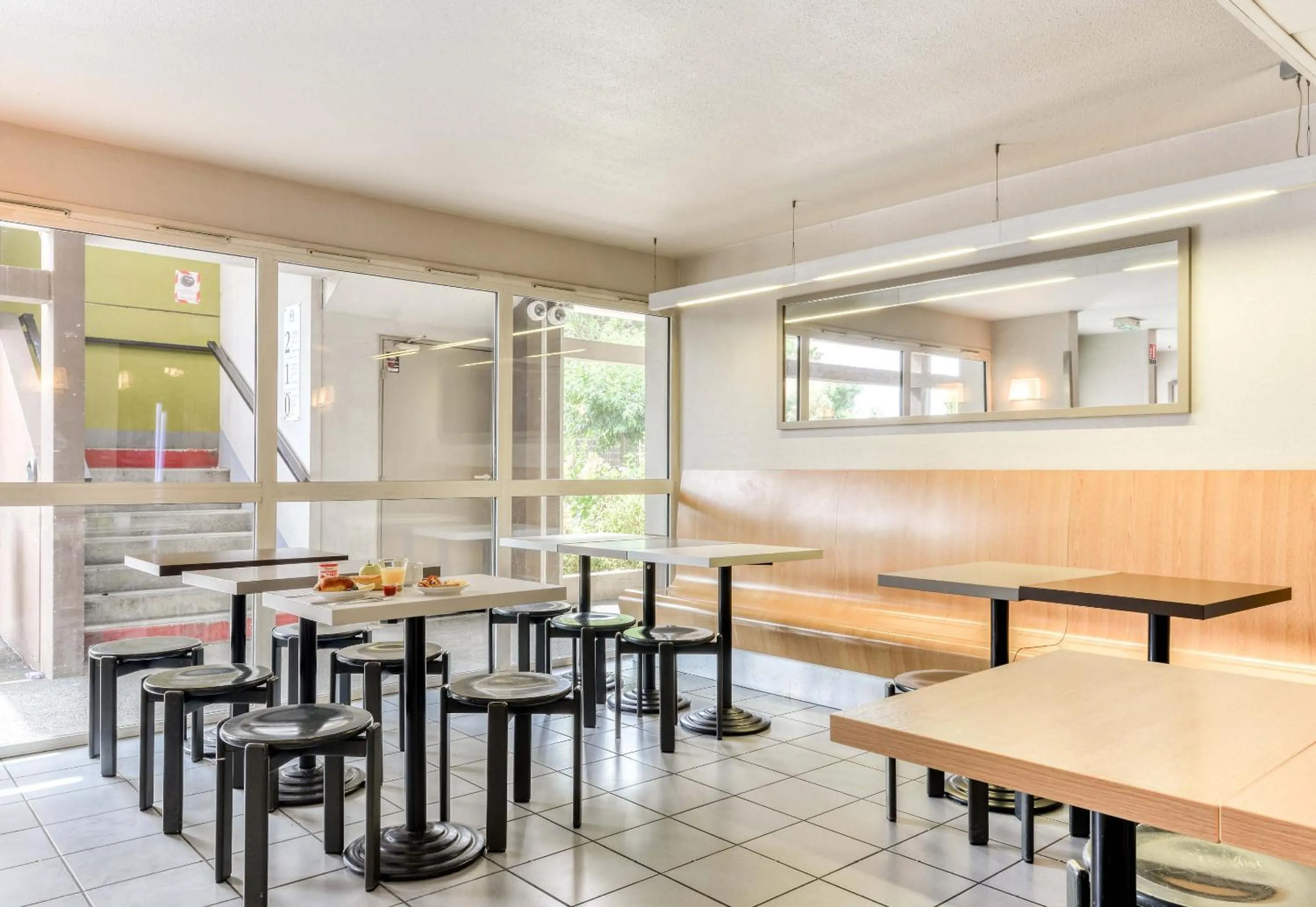 Restaurant/places to eat in B&B HOTEL Montpellier 2