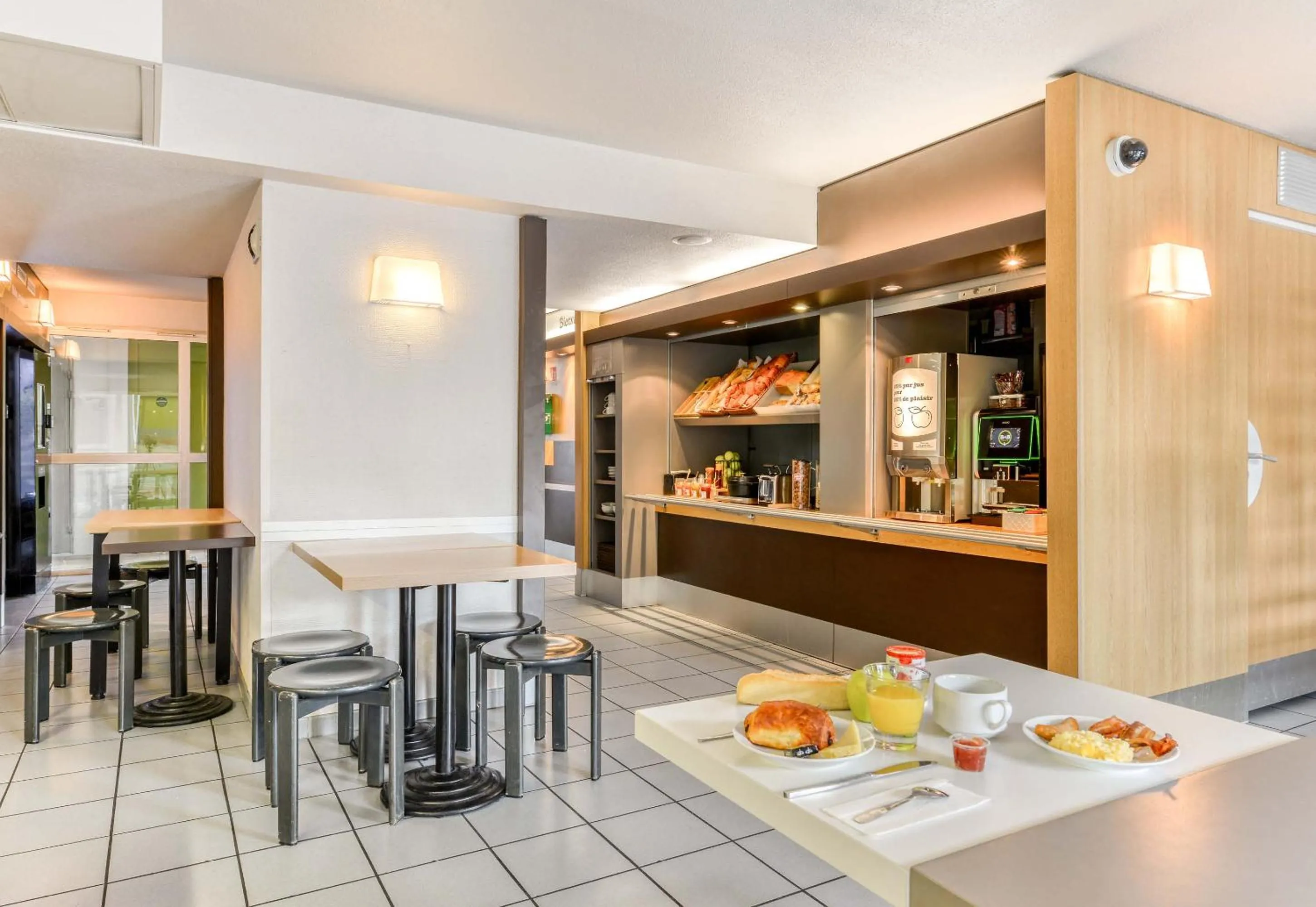 Restaurant/places to eat in B&B HOTEL Montpellier 2