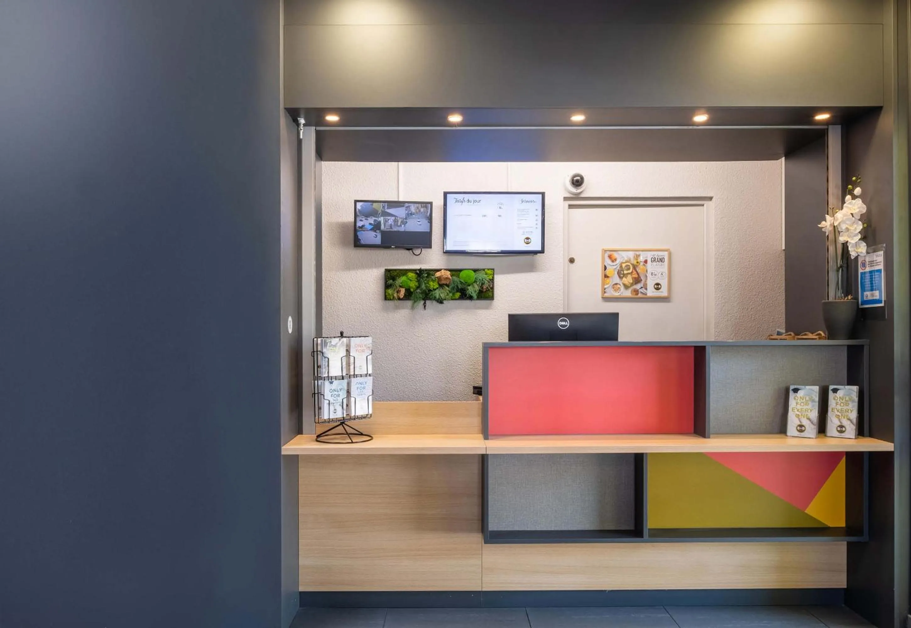 Lobby or reception in B&B HOTEL Annecy Argonay