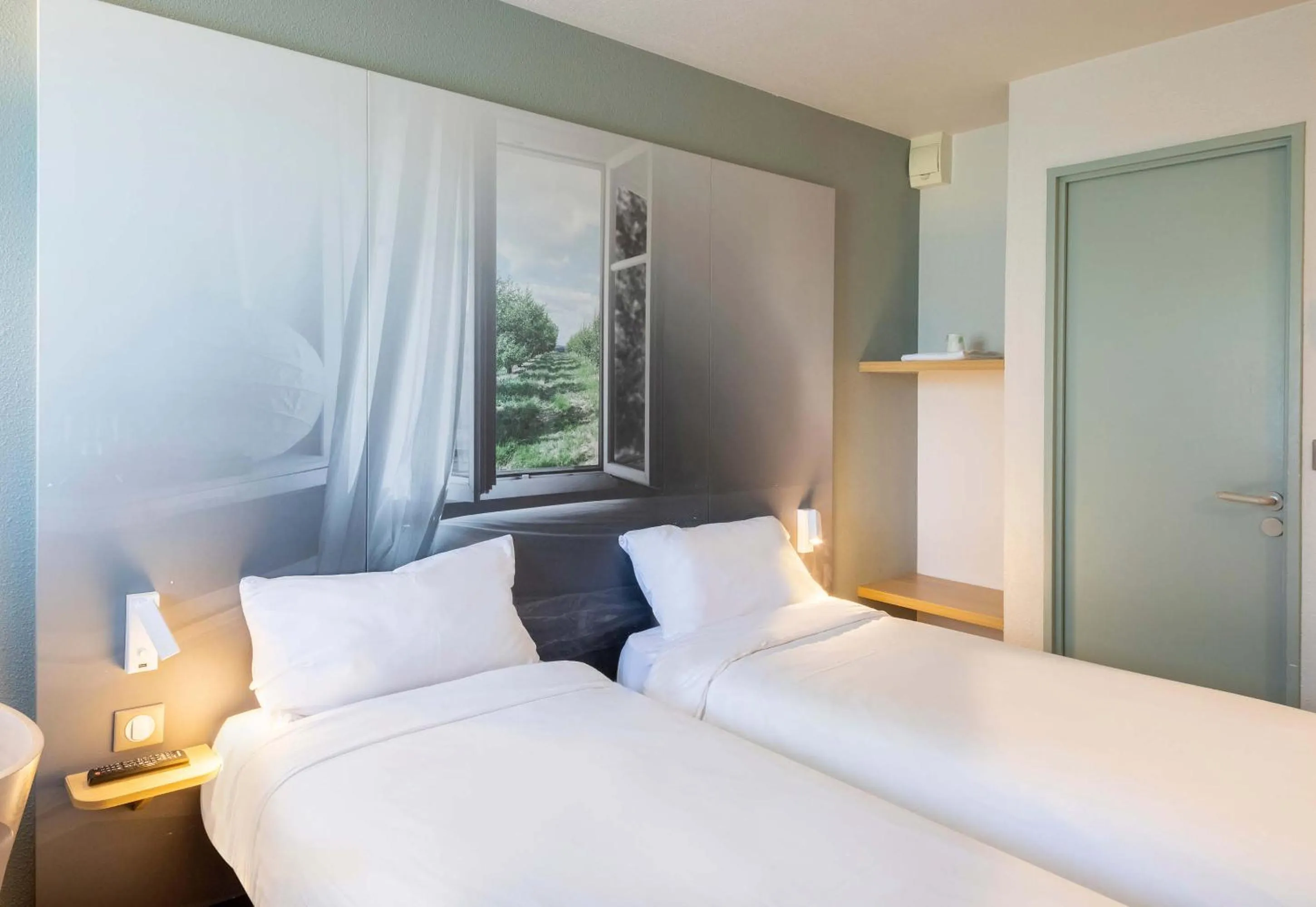 Bedroom, Bed in B&B HOTEL Annecy Argonay