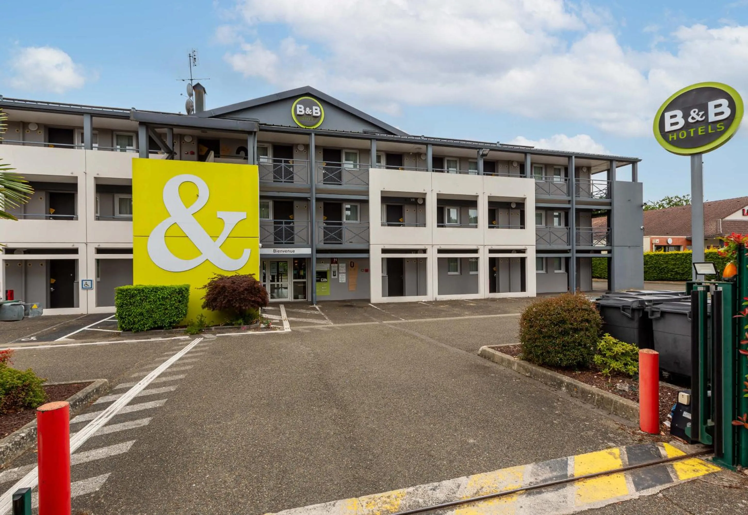 Property building in B&B HOTEL CHARTRES Le Forum
