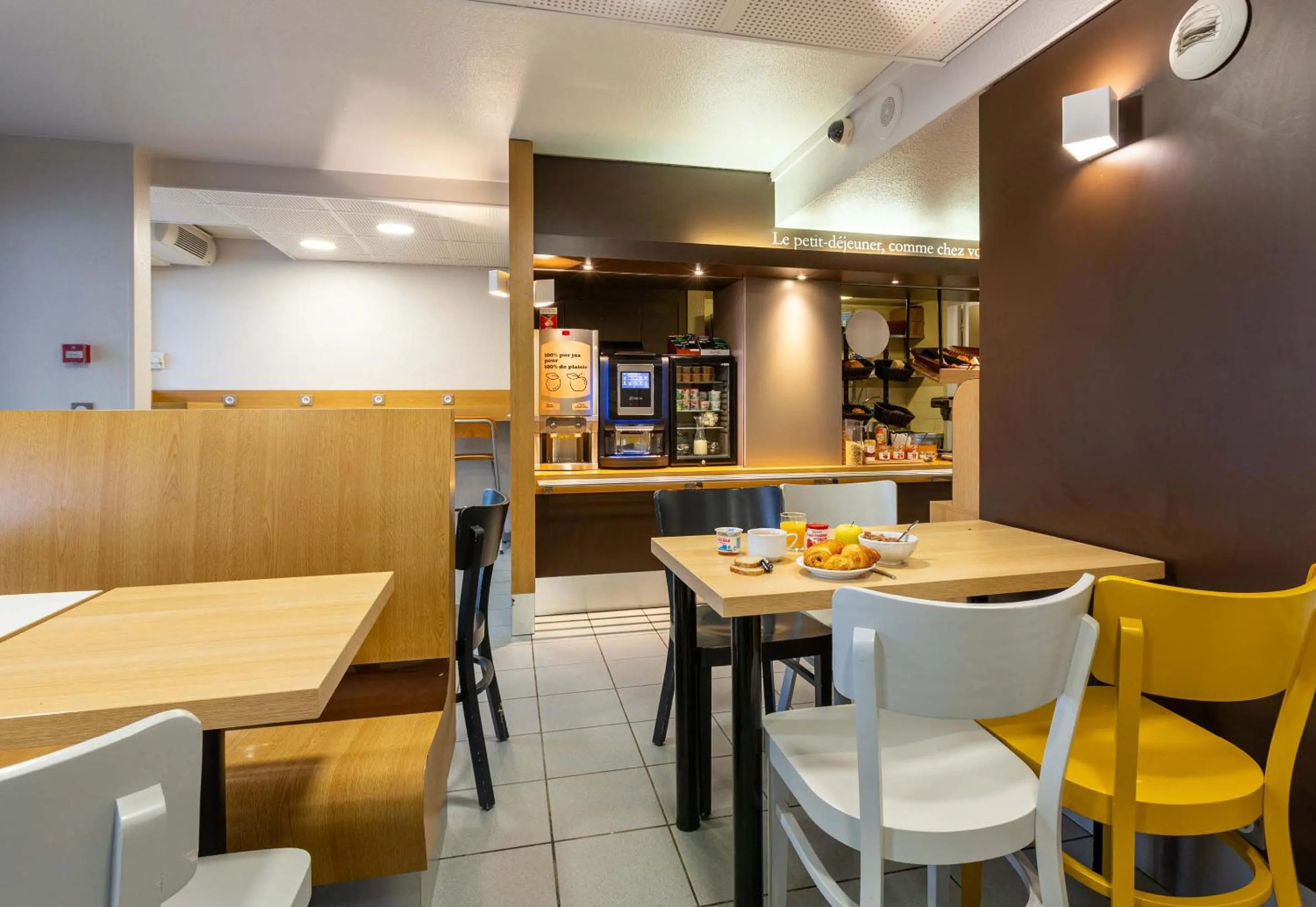 Breakfast in B&B HOTEL CHARTRES Le Forum