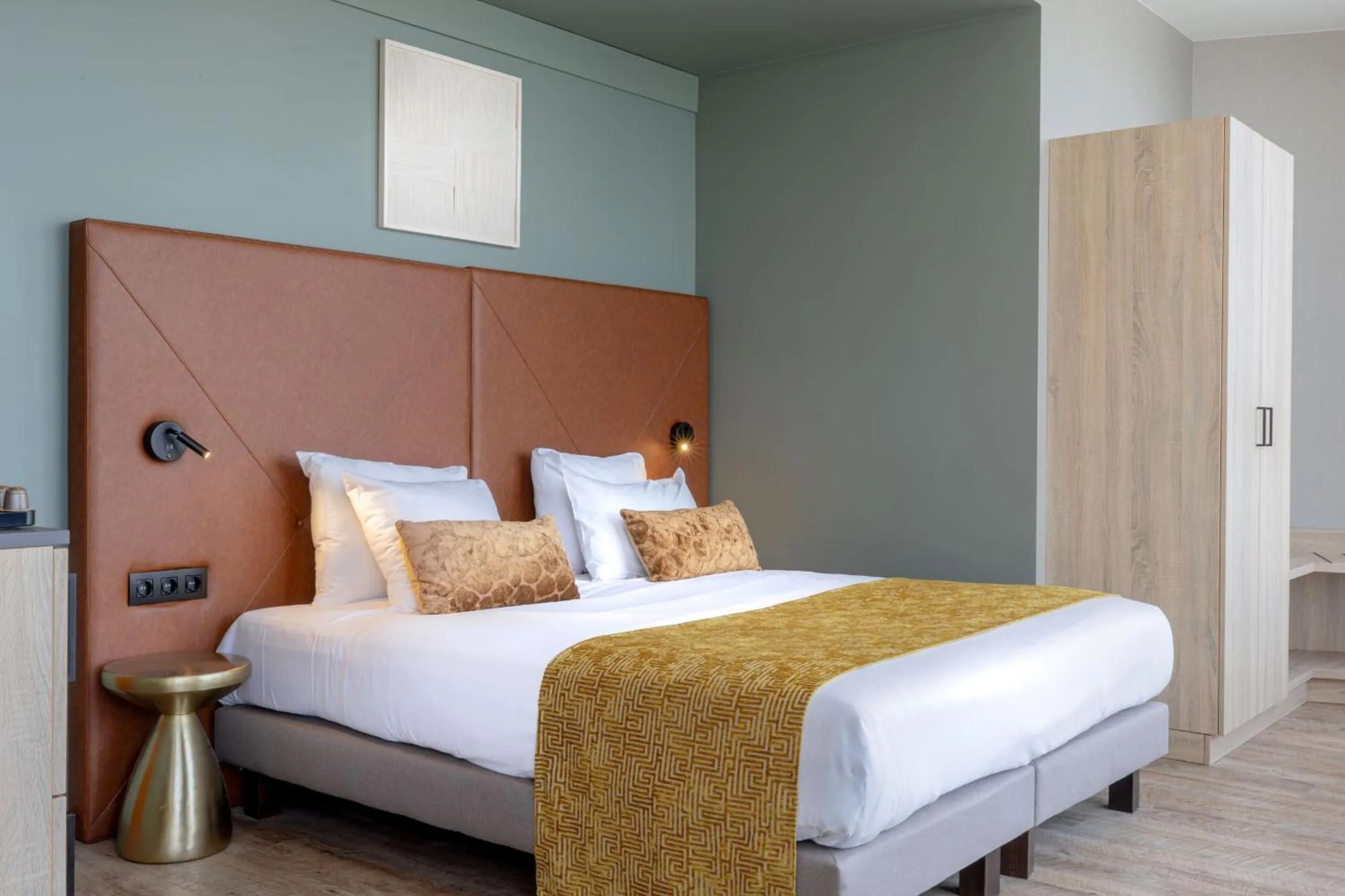 Bed in Shanghai Hotel Holland