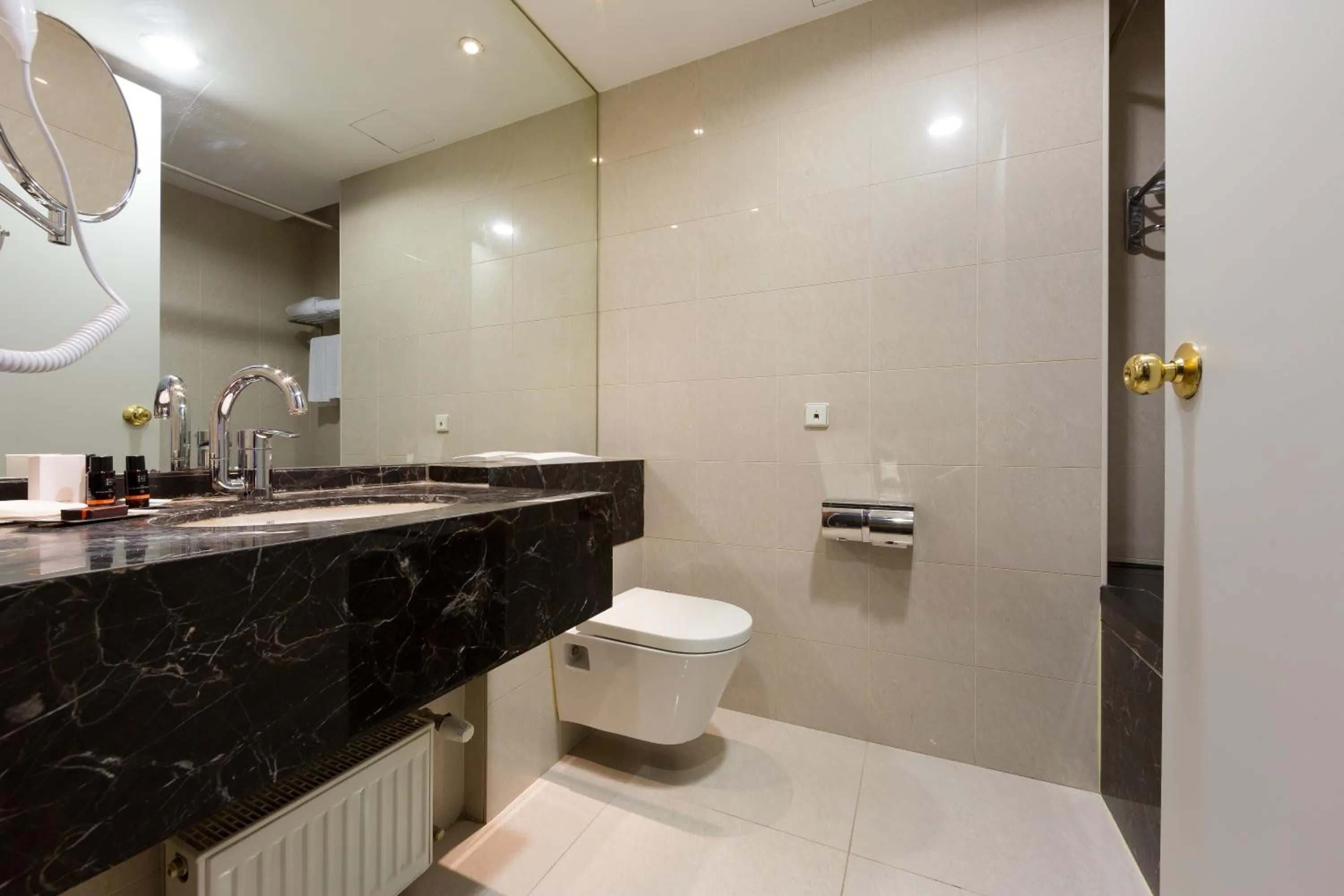 Toilet in Shanghai Hotel Holland