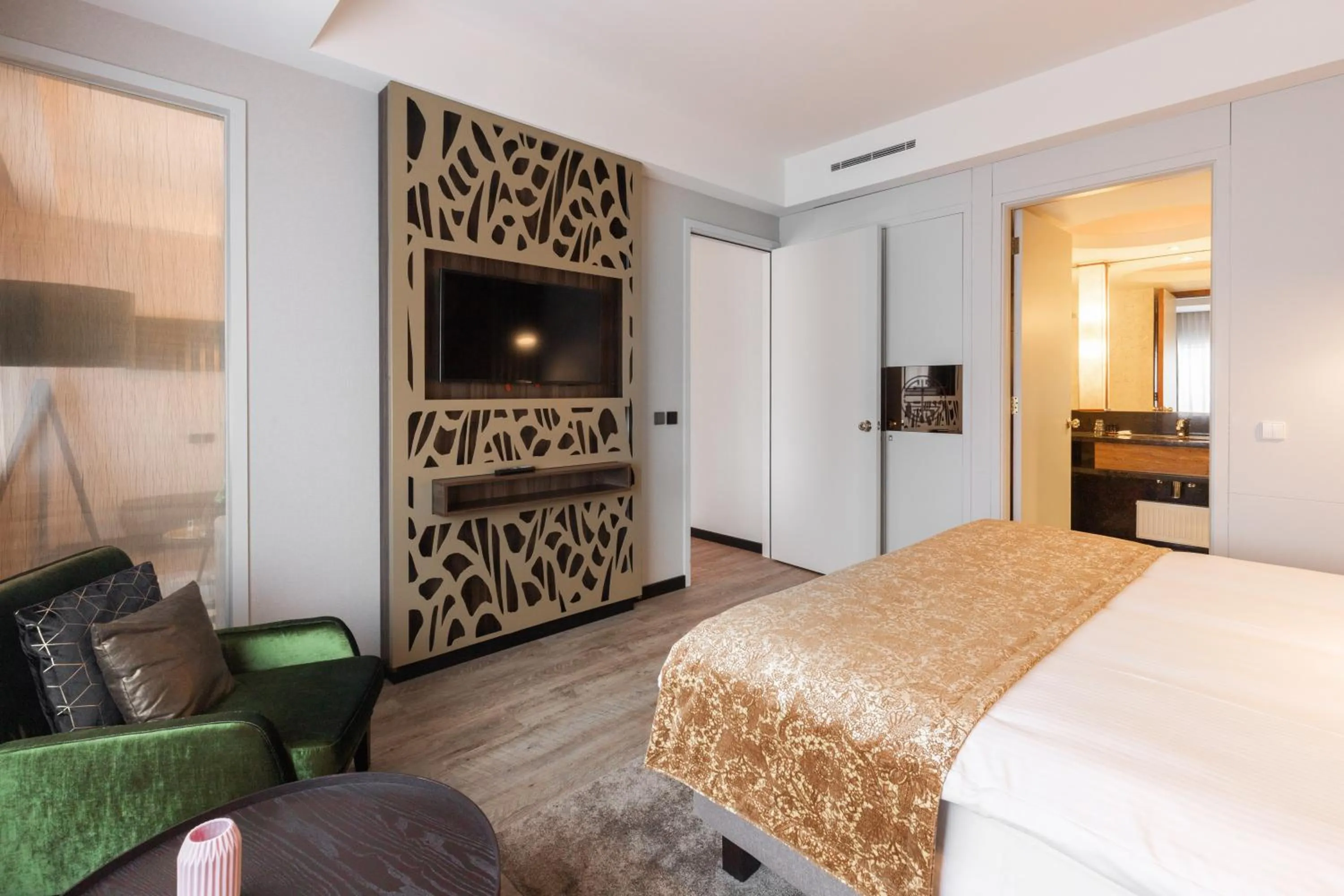 Photo of the whole room, Bed in Shanghai Hotel Holland