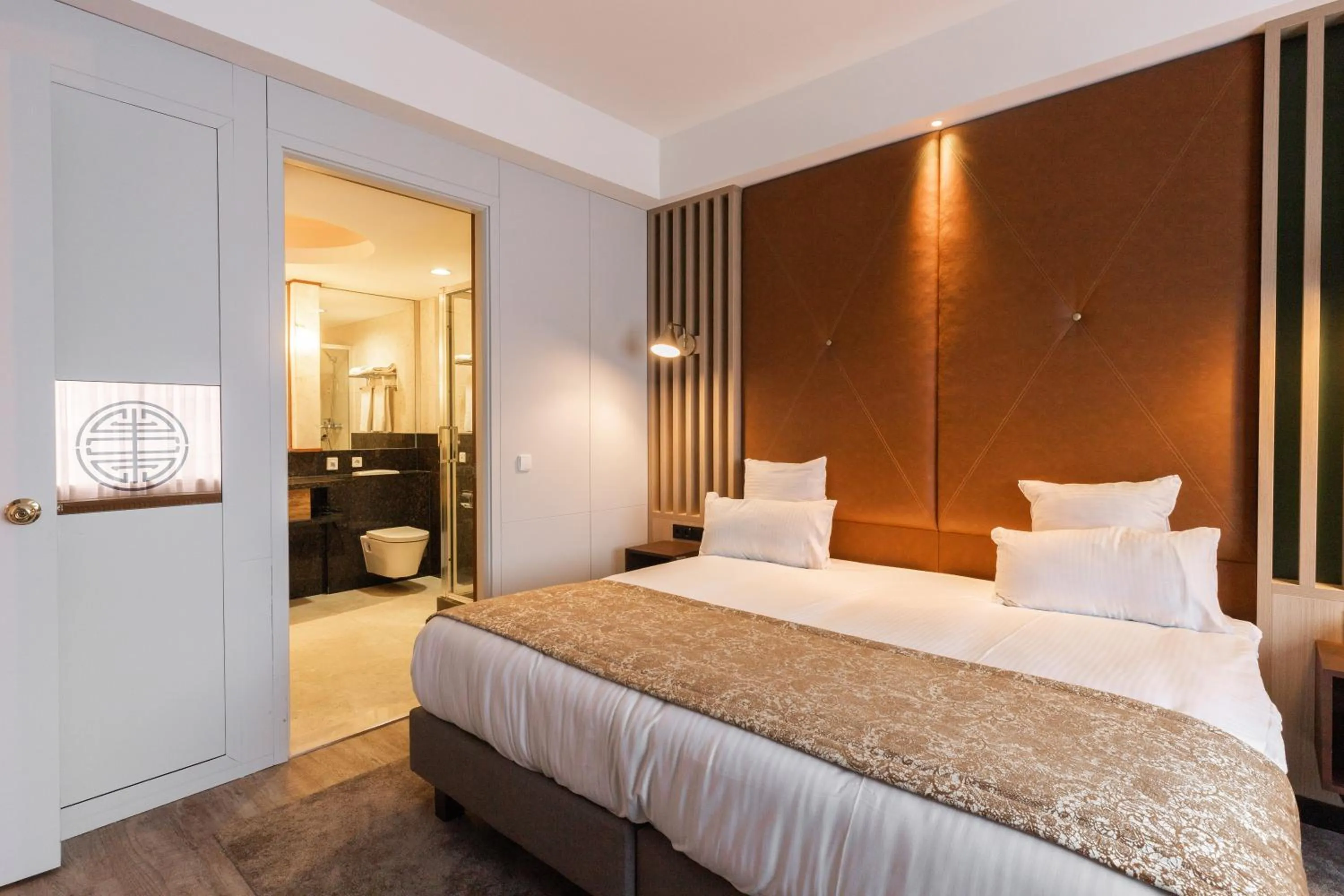 Photo of the whole room, Bed in Shanghai Hotel Holland