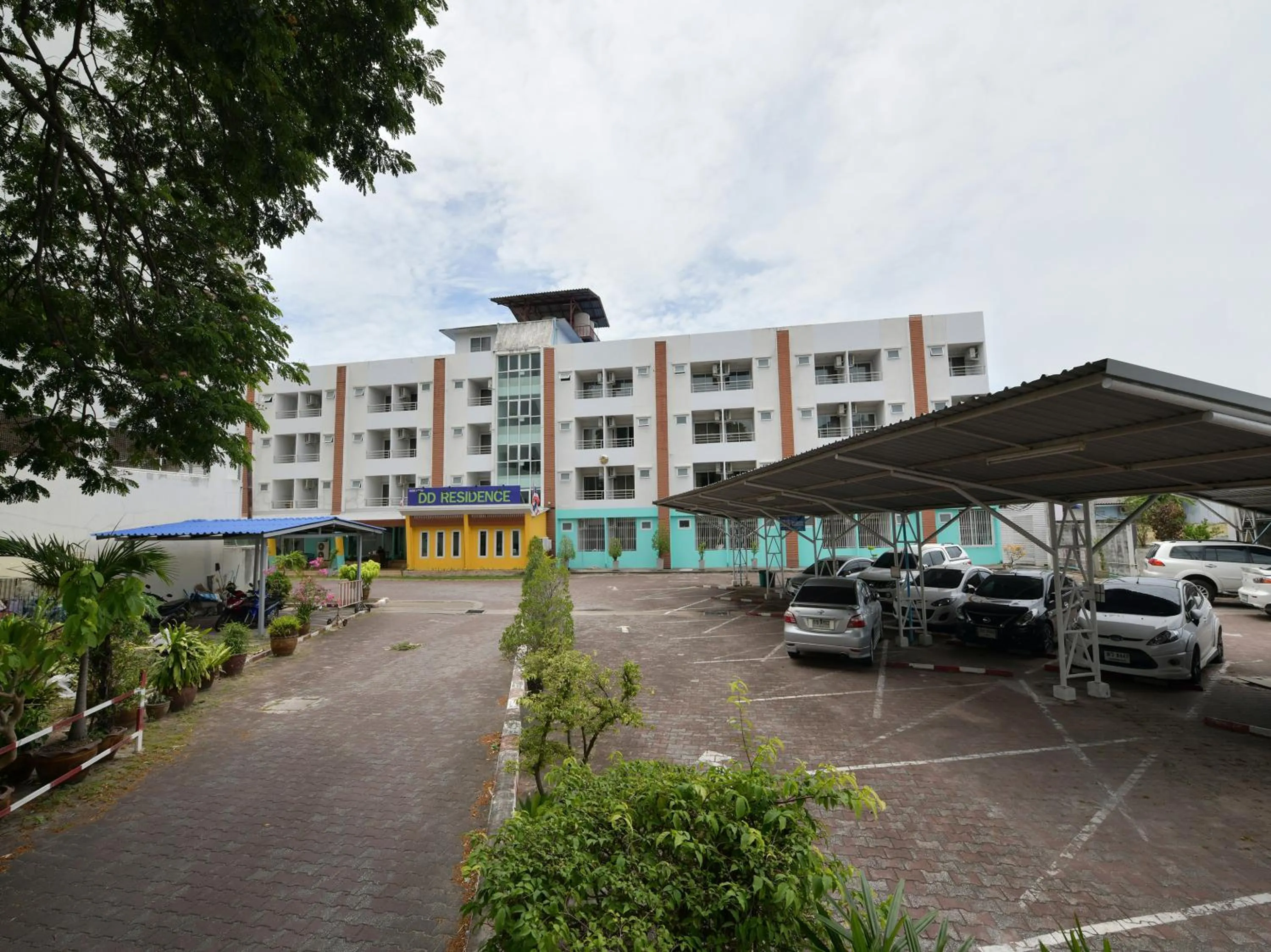 Facade/entrance in DD Residence