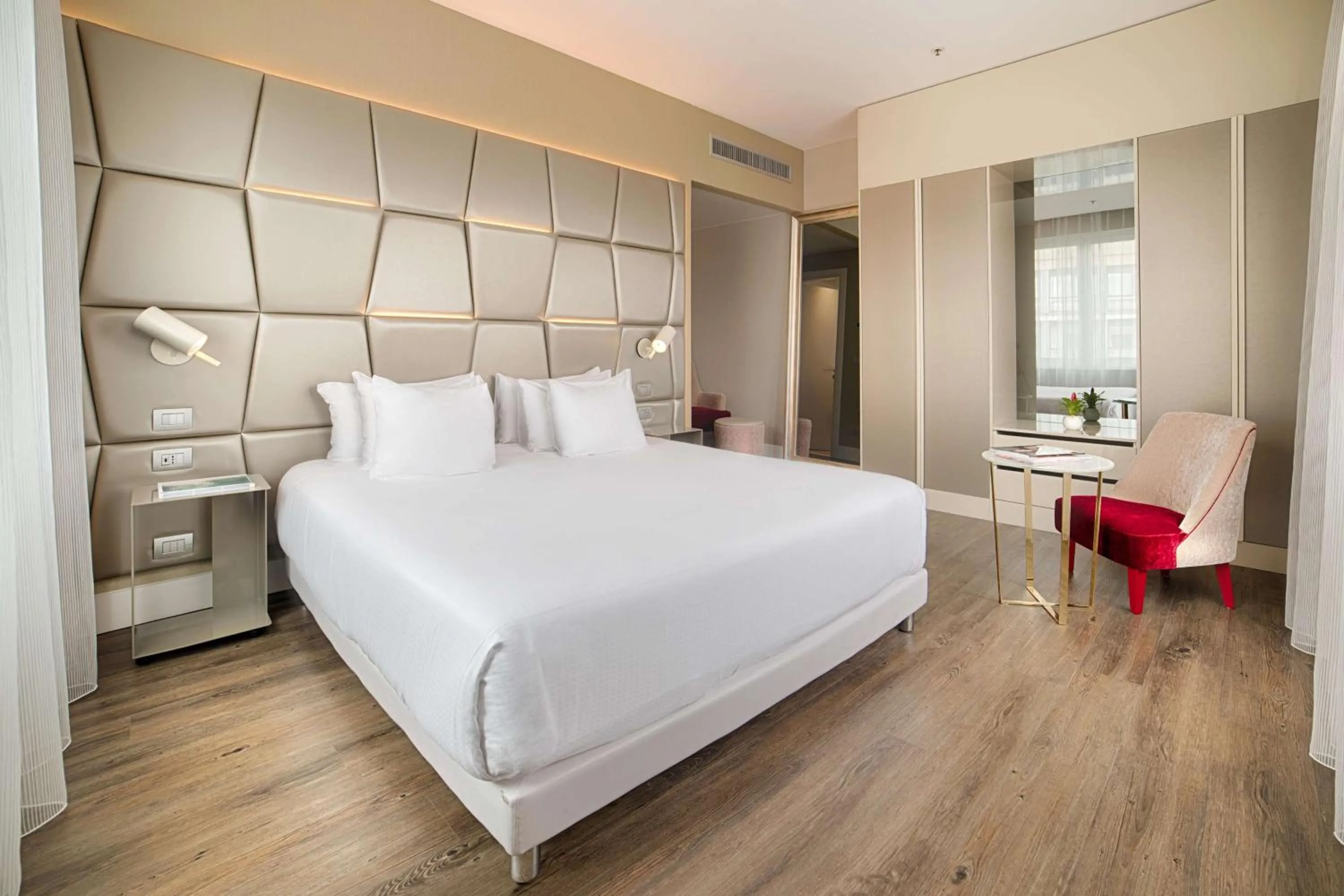 Photo of the whole room, Bed in NH Collection Palazzo Cinquecento