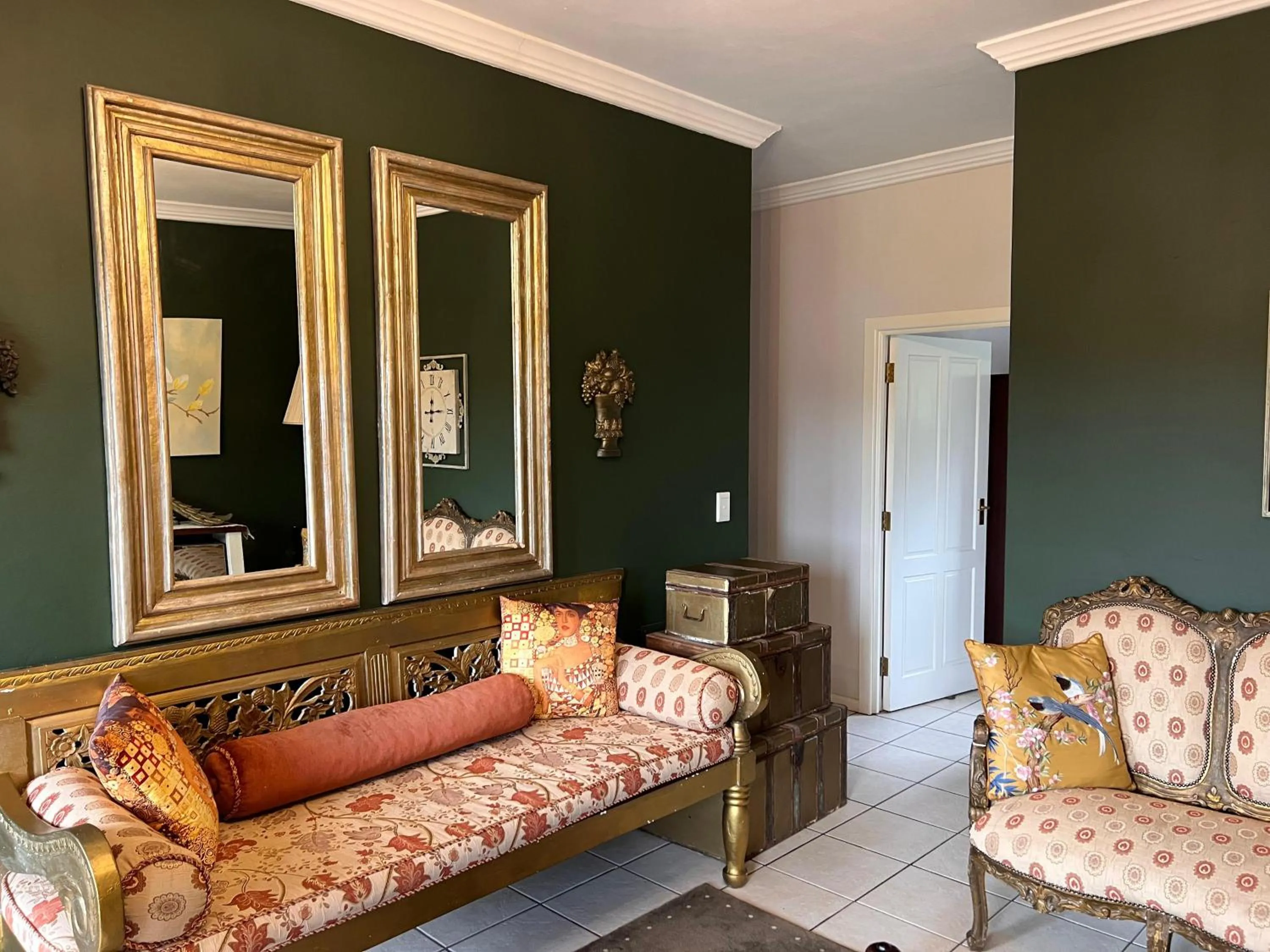 TV and multimedia in Amber Guest Lodge