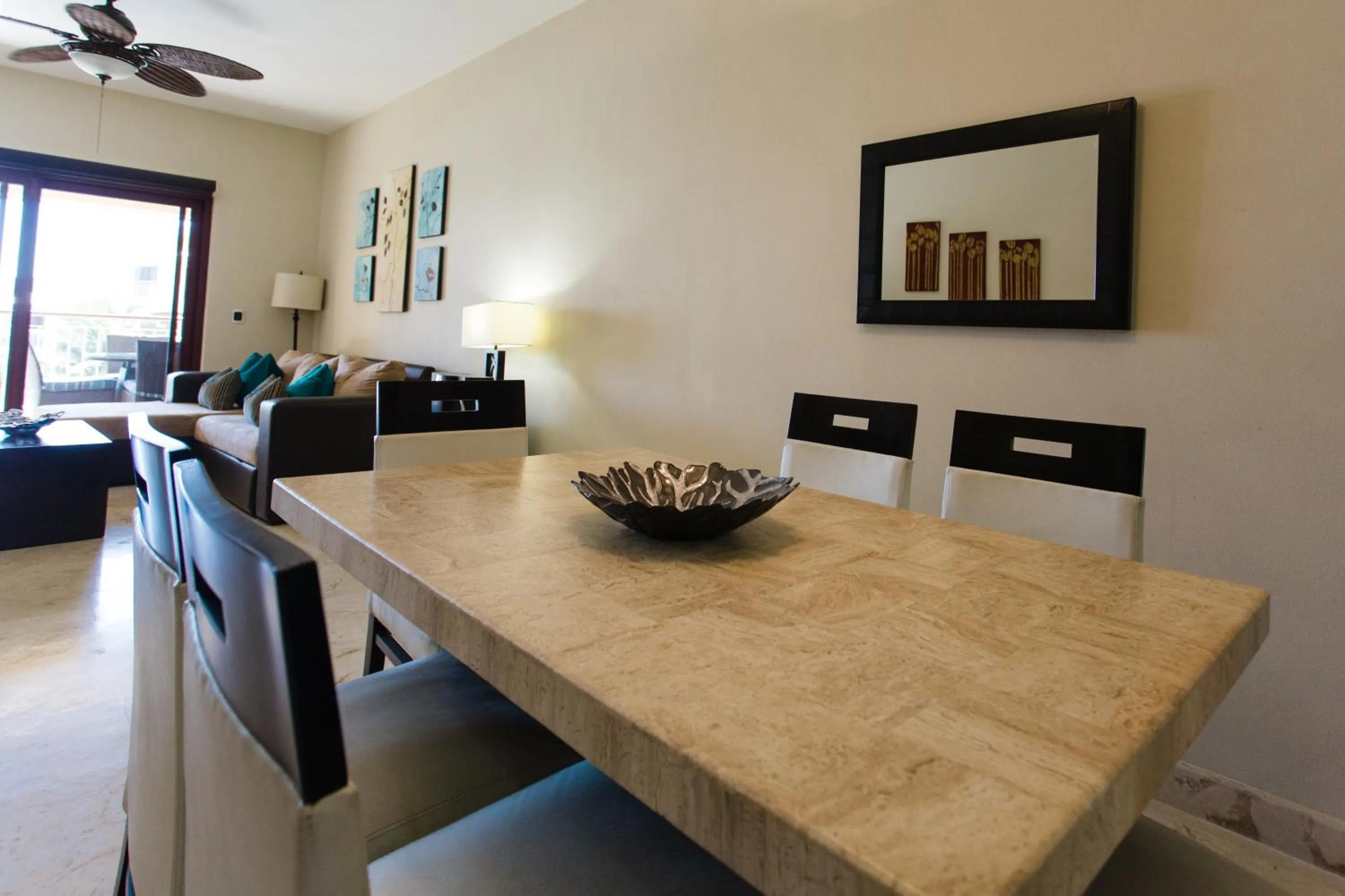 Dining area in Oceanfront el Faro Surf 302