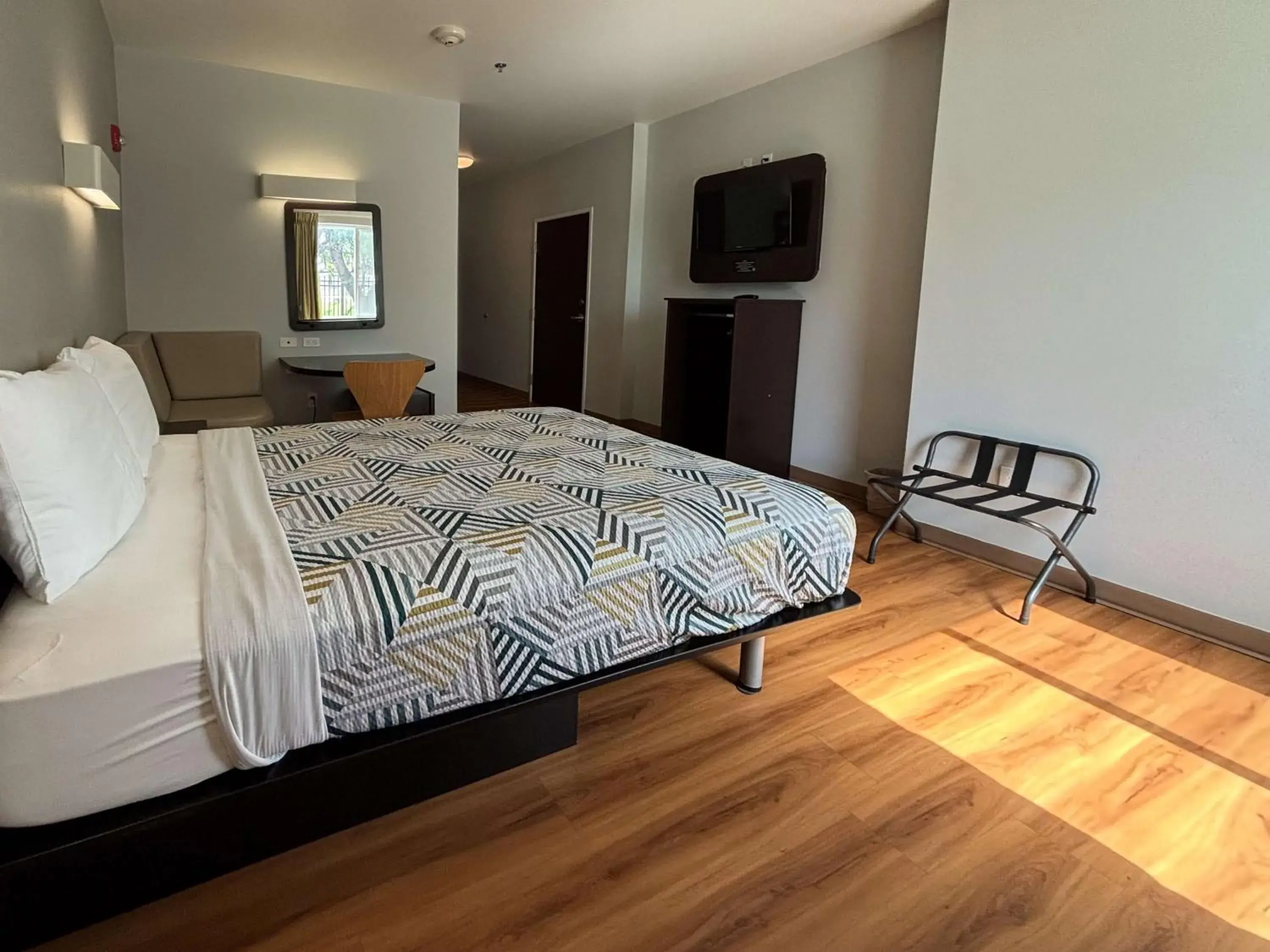 Deluxe Queen Room - Non-Smoking in Motel 6-Weslaco, TX Deluxe Queen Room - Non-Smoking in Motel 6-Weslaco, TX