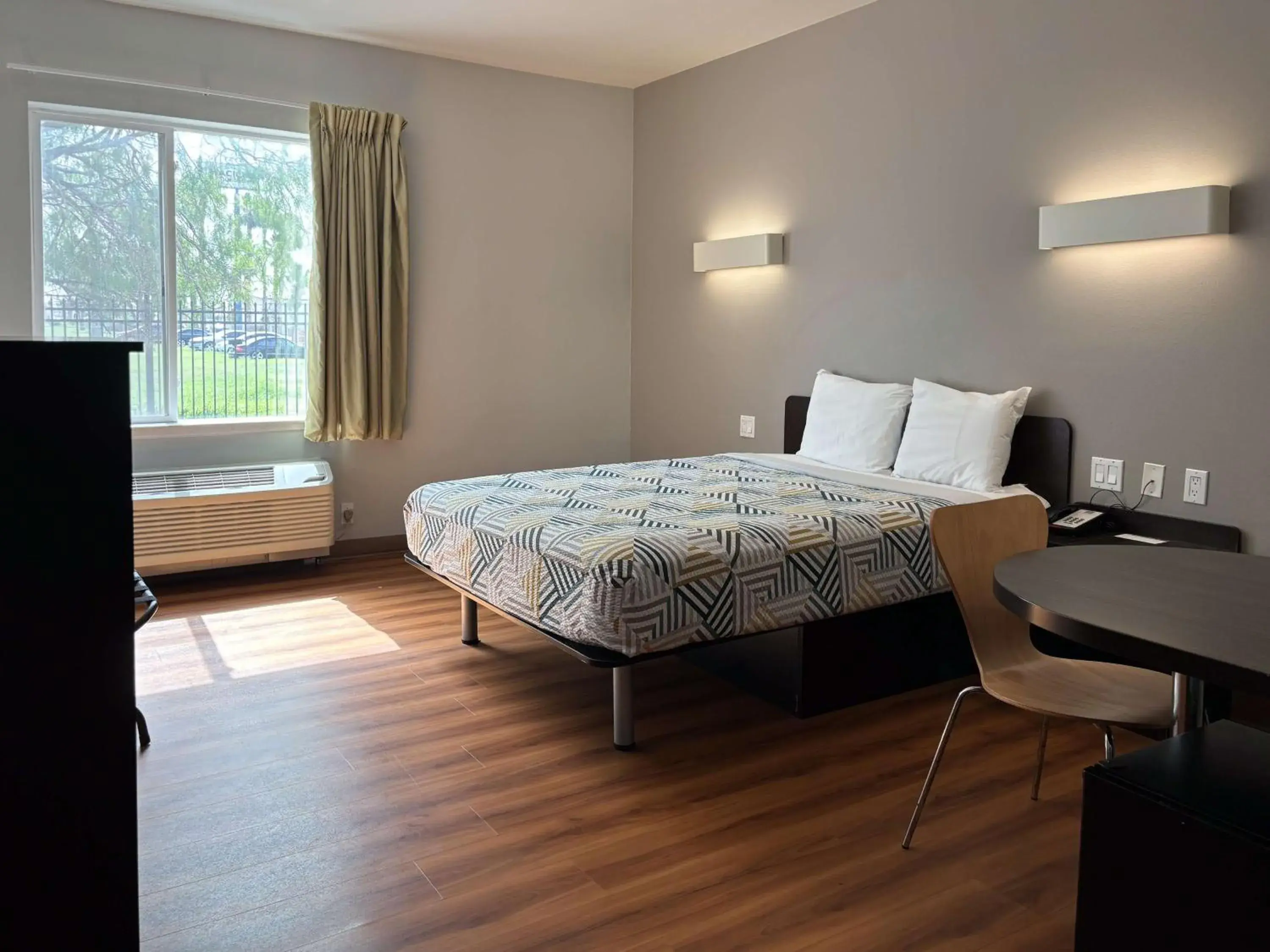 Standard Studio - Non-Smoking in Motel 6-Weslaco, TX Standard Studio - Non-Smoking in Motel 6-Weslaco, TX