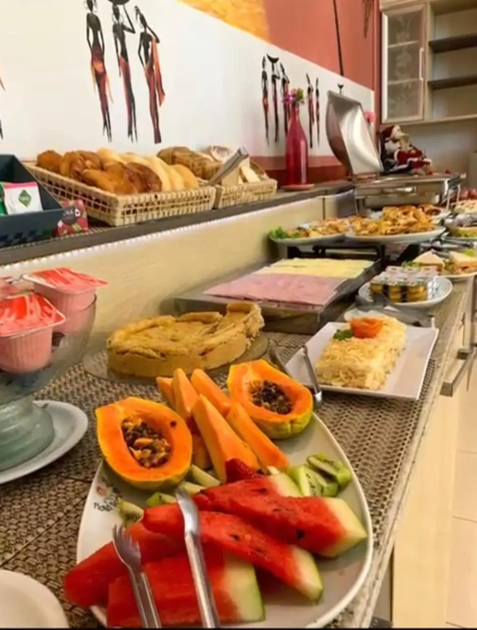 Breakfast in Hotel Rosa da Ilha Guaruja - 80m do mar, 02 piscinas, sala de jogos, brinquedão de percurso para crianças