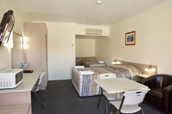 Bed in Pioneer Motel Goondiwindi