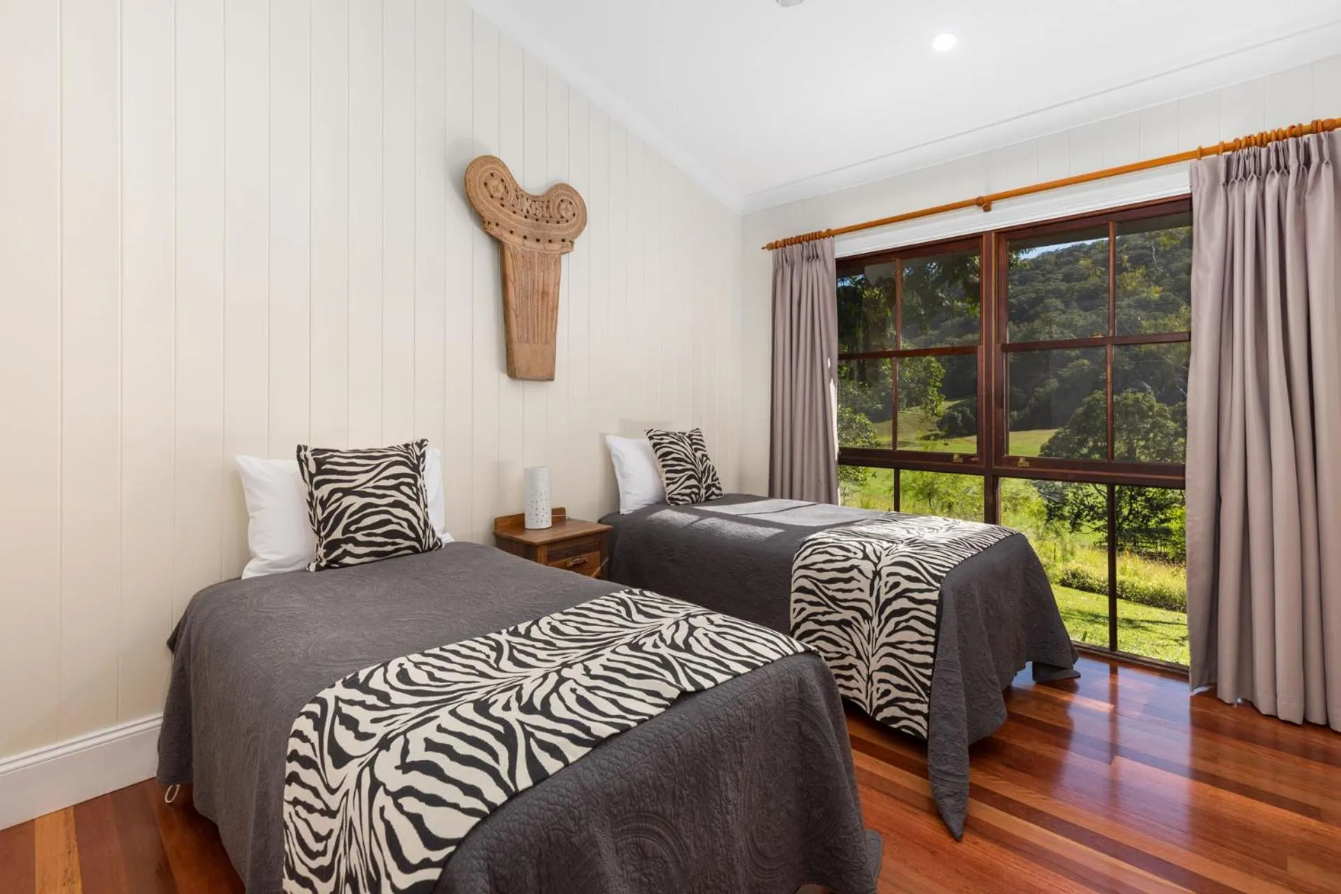 Photo of the whole room, Bed in Friday Creek Retreat