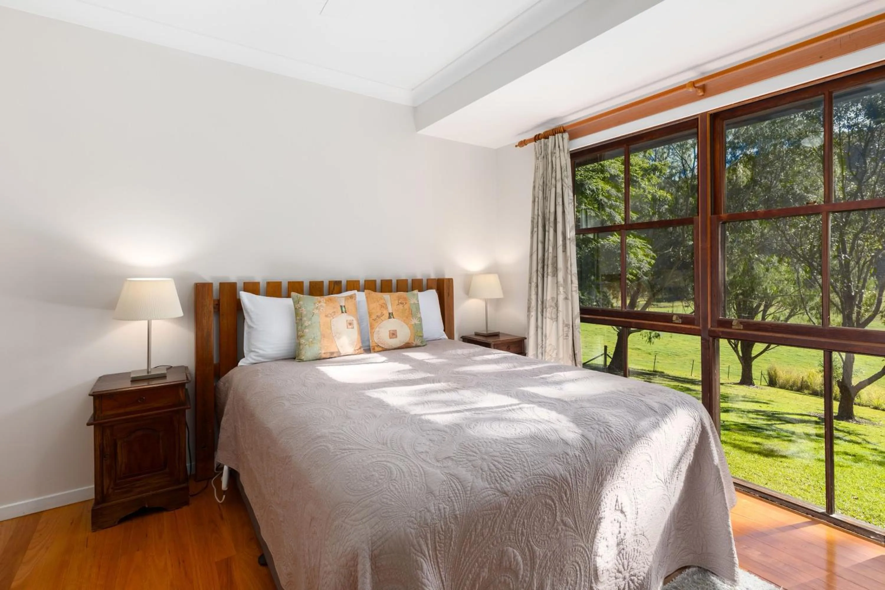 Photo of the whole room, Bed in Friday Creek Retreat