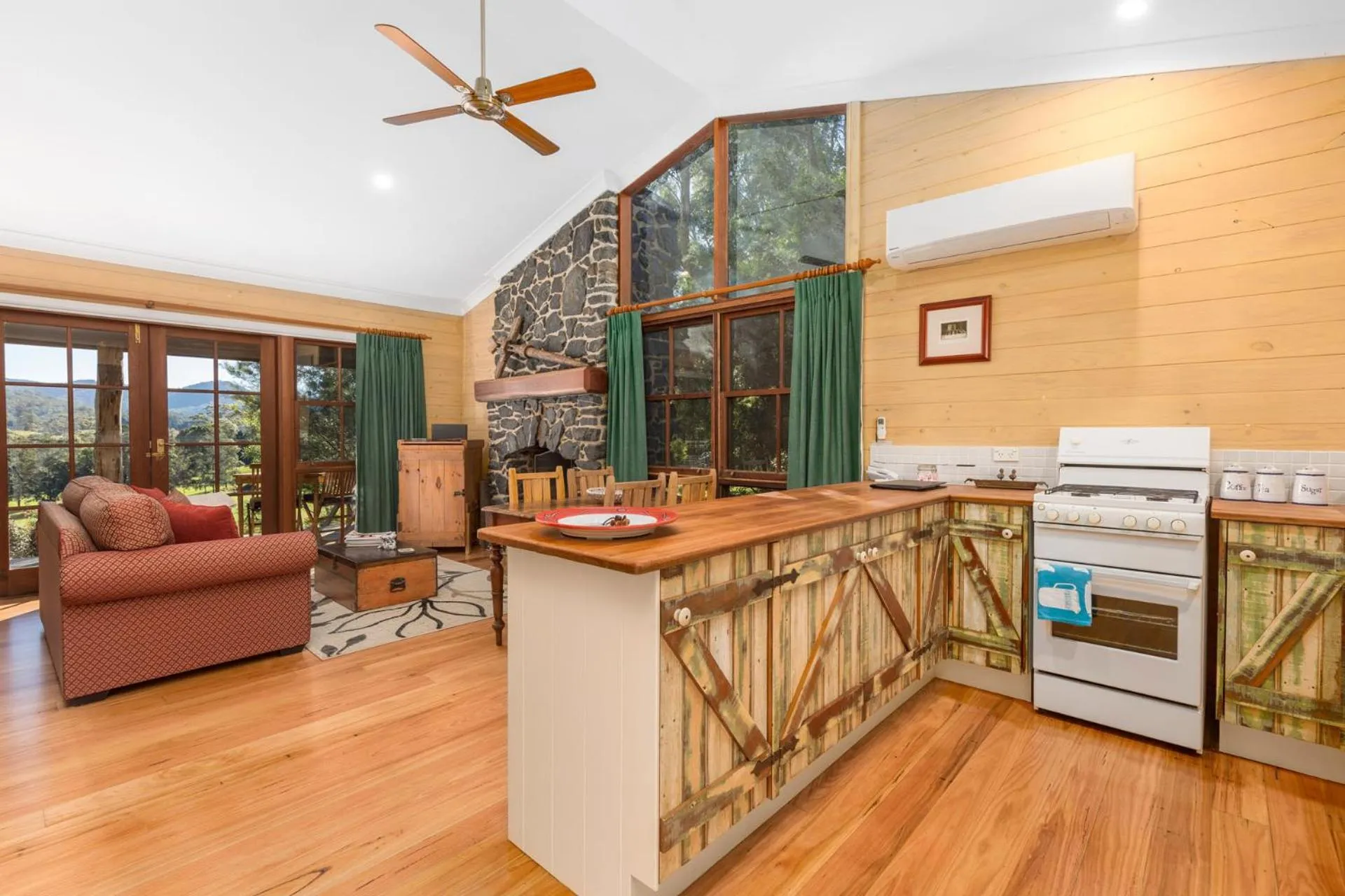 Kitchen or kitchenette in Friday Creek Retreat