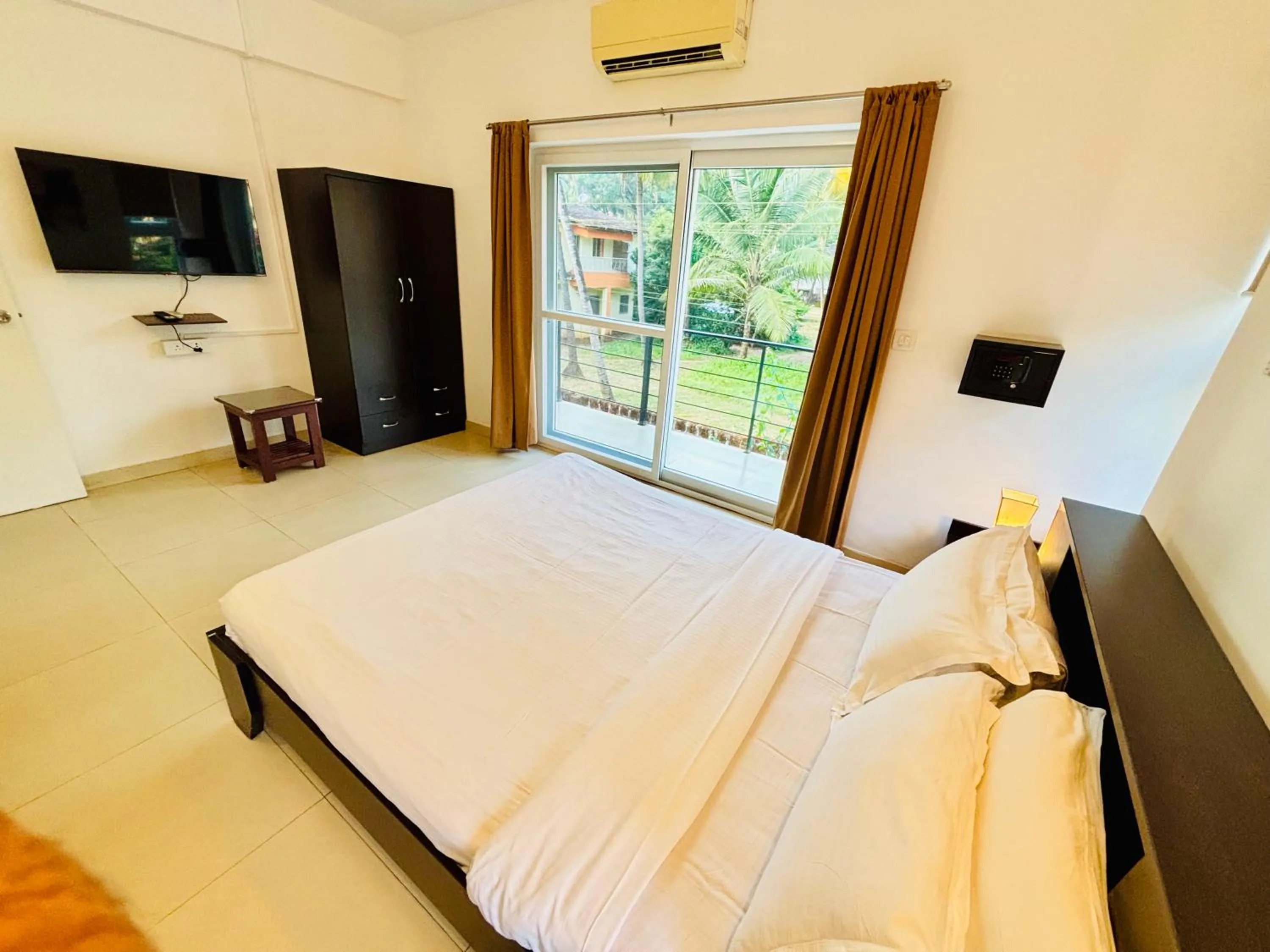 Bedroom, Bed in Rainforest Enclave, Arpora - 10 mins to Baga beach