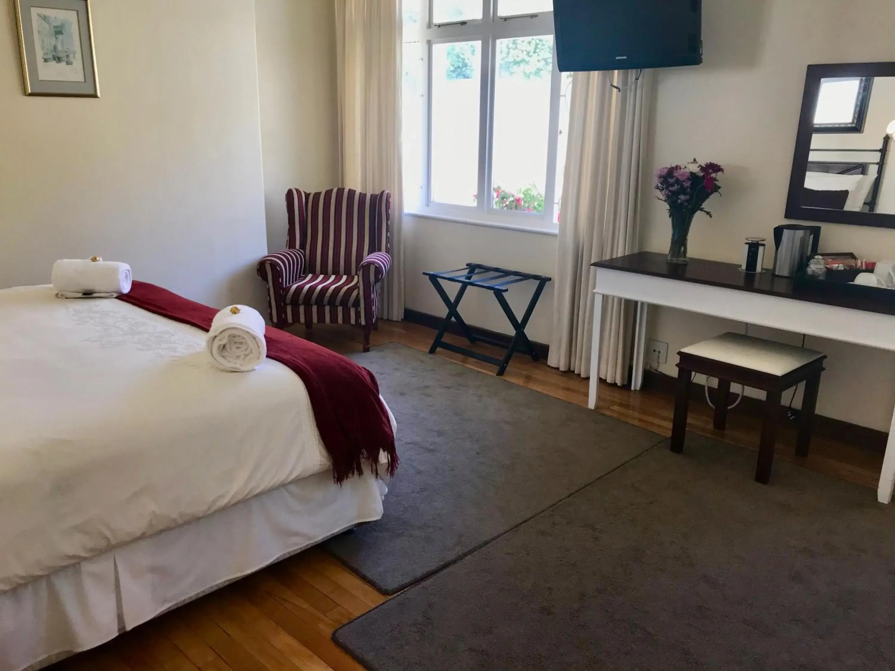 Luxury Double or Twin Room with Bath and Shower in Sundown Manor Guest House Luxury Double or Twin Room with Bath and Shower in Sundown Manor Guest House