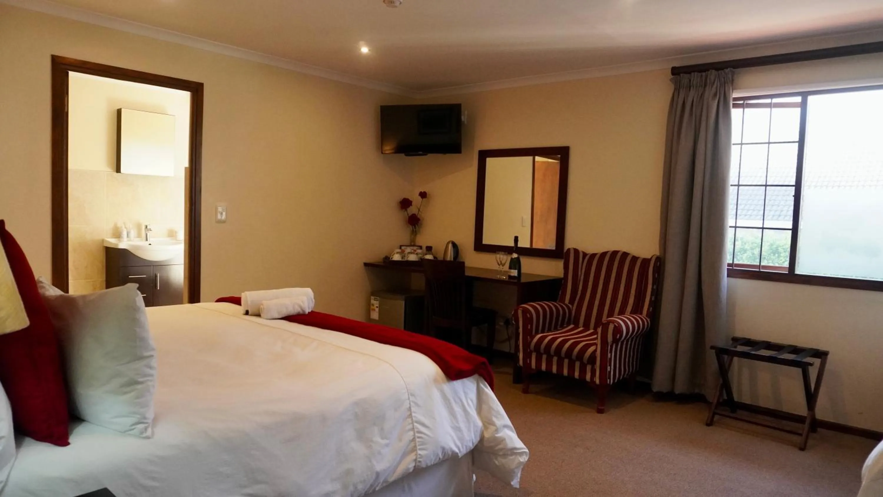 Bedroom, Bed in Sundown Manor Guest House