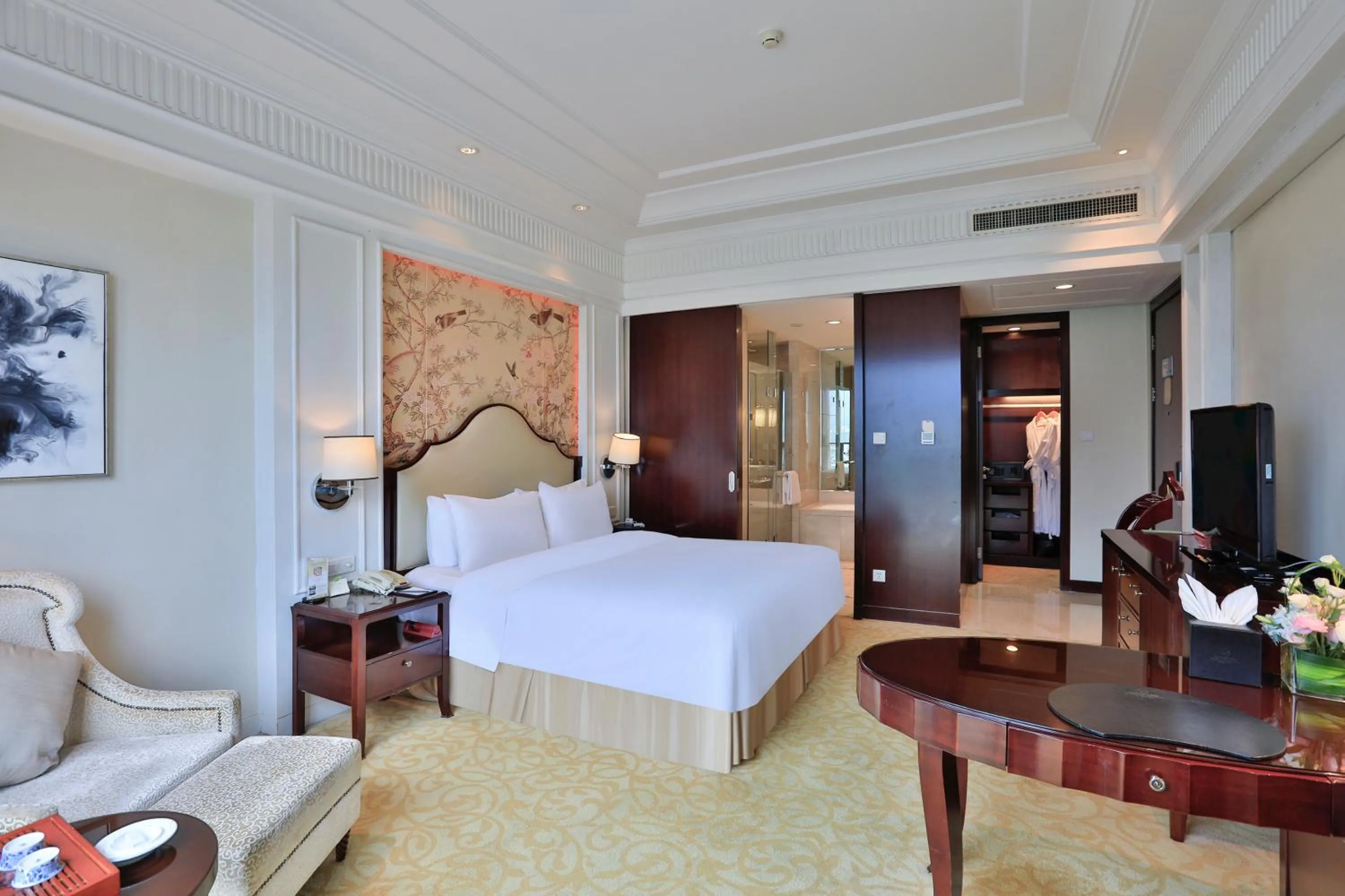 Photo of the whole room, Bed in SSAW Boutique Hotel Tonglu World Trade