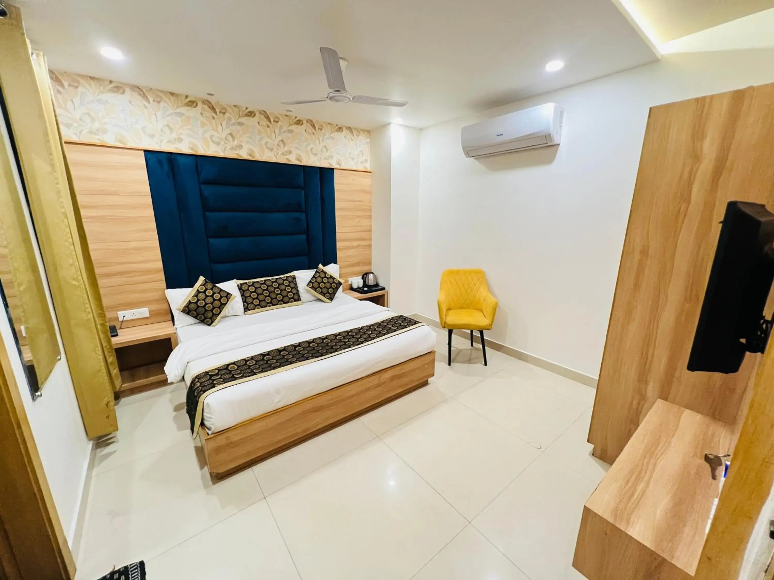 Deluxe Room - single occupancy in Hotel Diamond Villa and Banquet Deluxe Room - single occupancy in Hotel Diamond Villa and Banquet