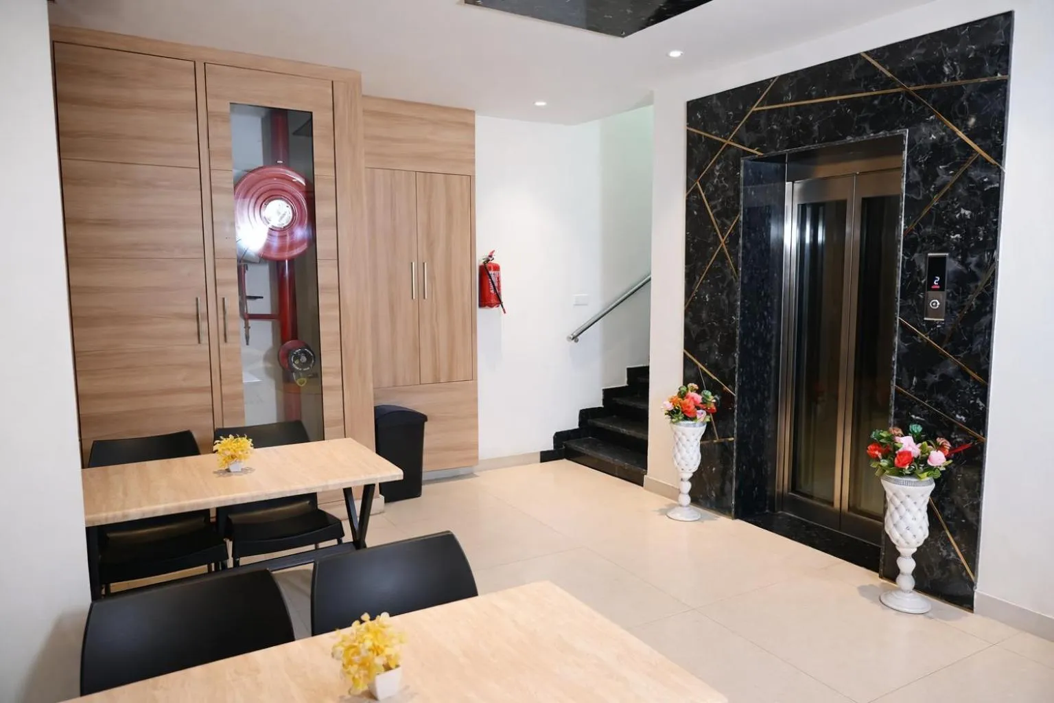 Restaurant/places to eat in Hotel Diamond Villa and Banquet