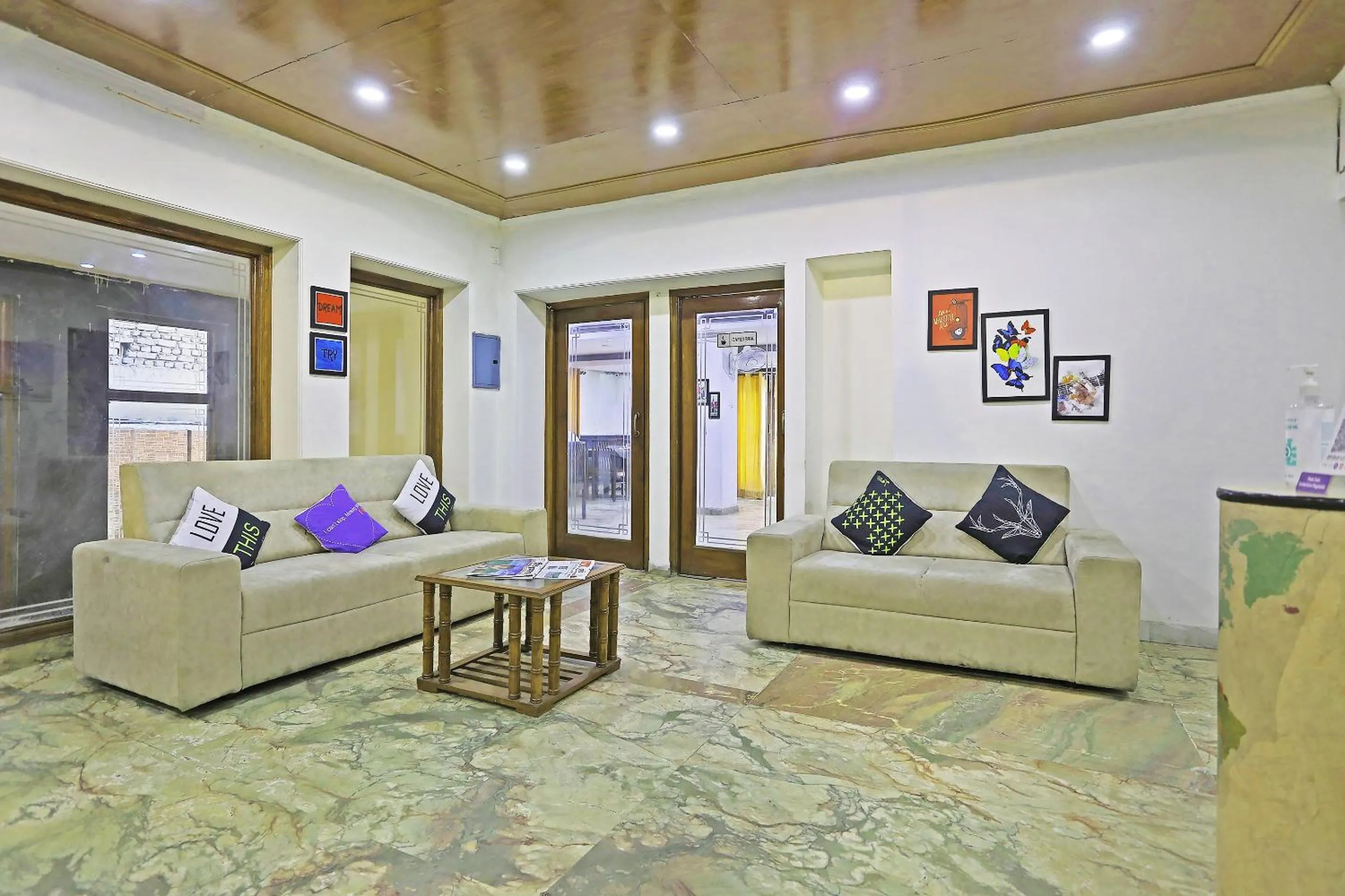 Lobby or reception in Collection O Royal Residency S30